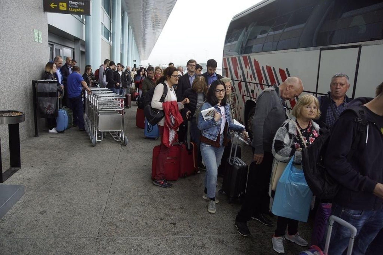 Pasajeros ayer en Peinador cogiendo autobuses a Santiago.