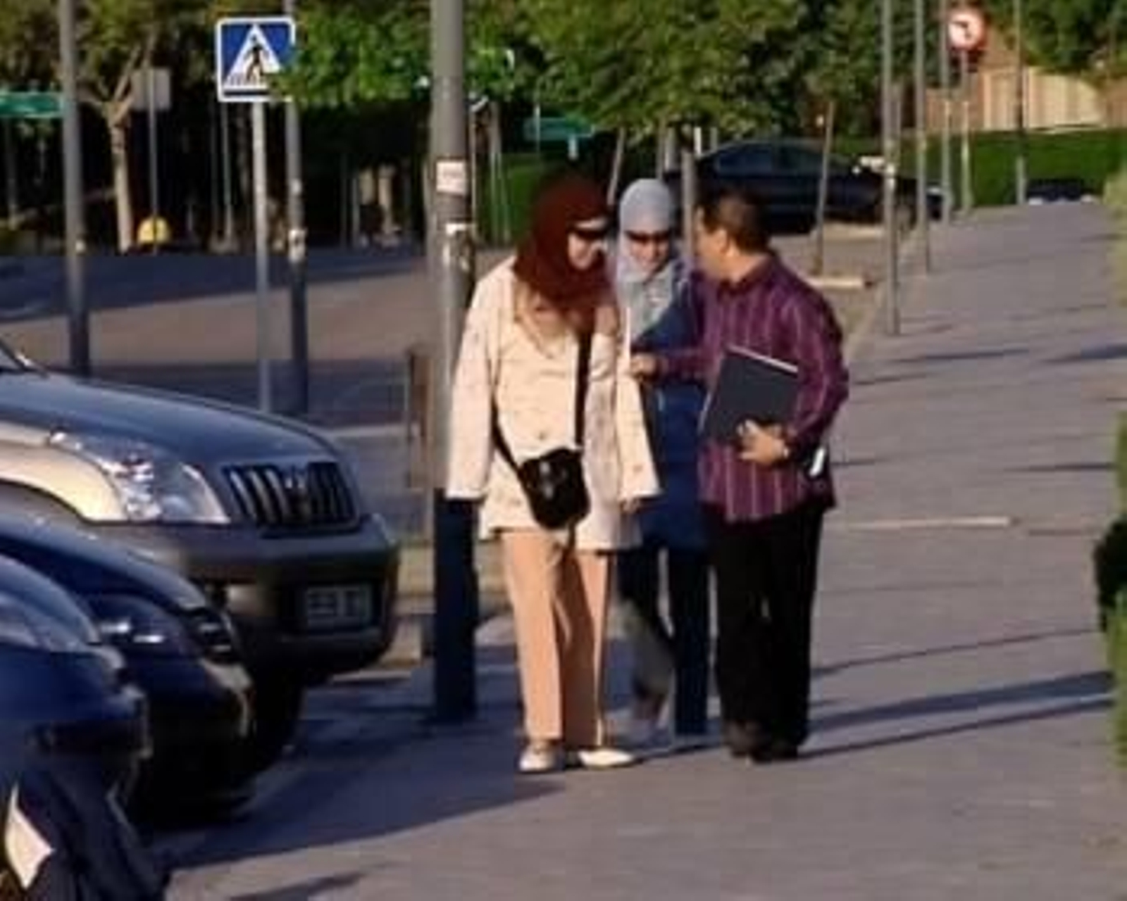 La joven Najwa, en el centro, acude al instituto.