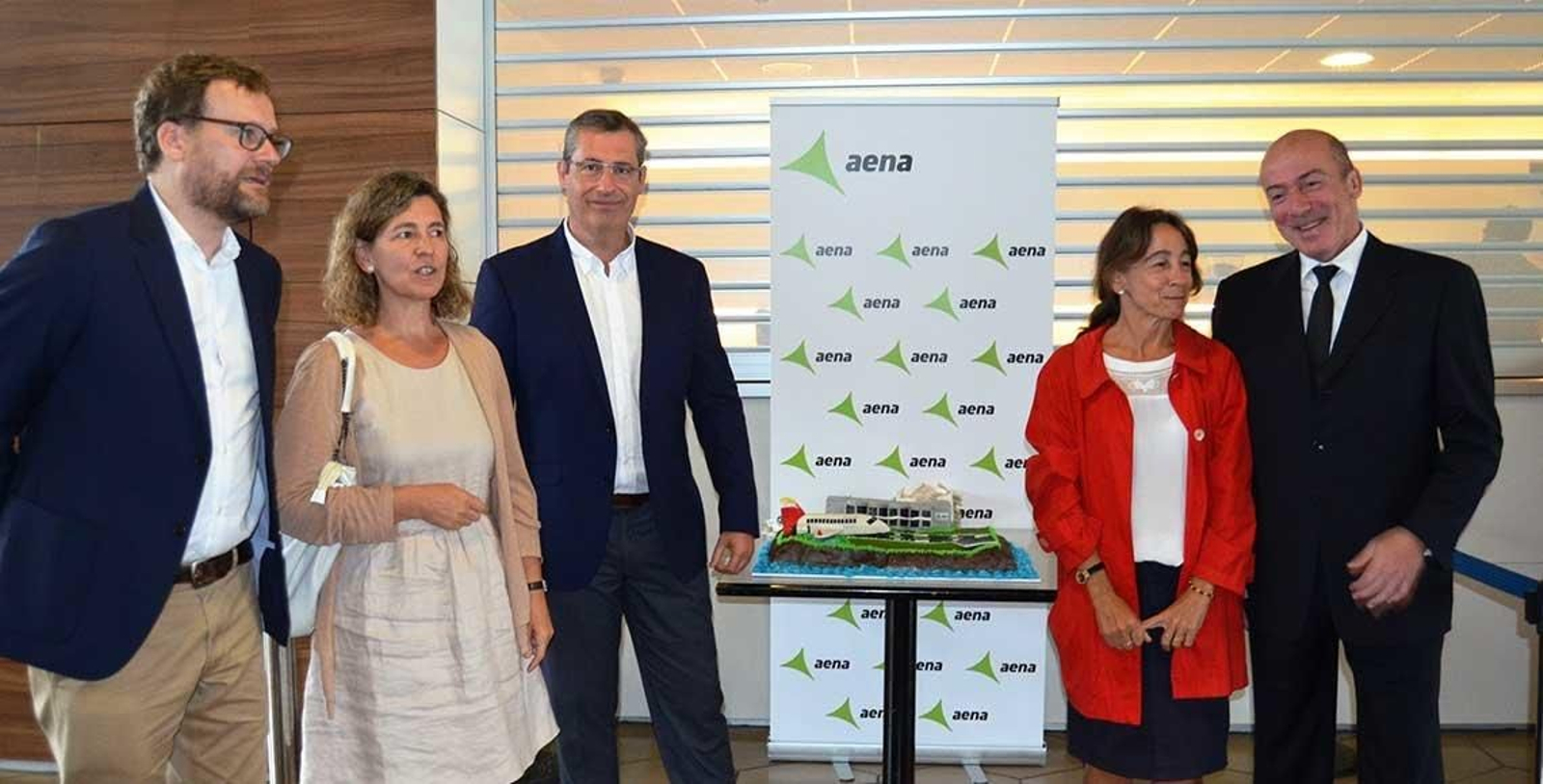 La Consejera Ana Oregi asiste al despegue del primer vuelo operativo hasta el 1 de septiembre.