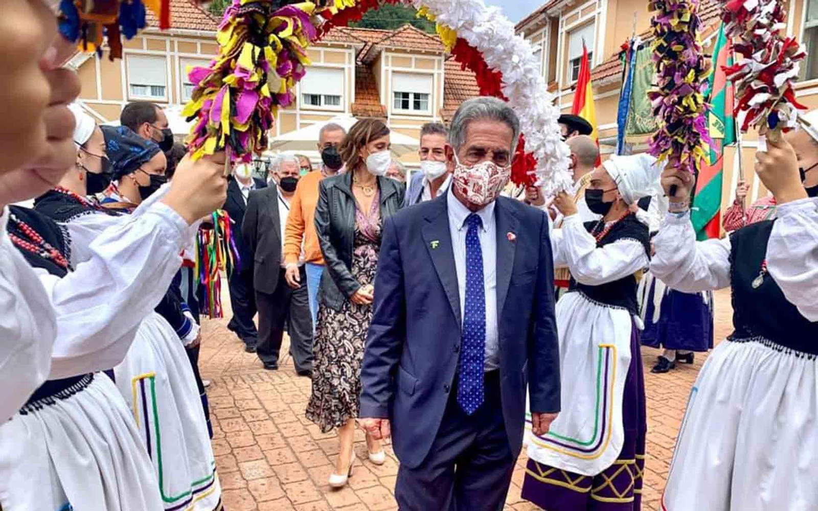 El presidente Revilla en su encuentro con las Casas de Cantabria en Las Fraguas