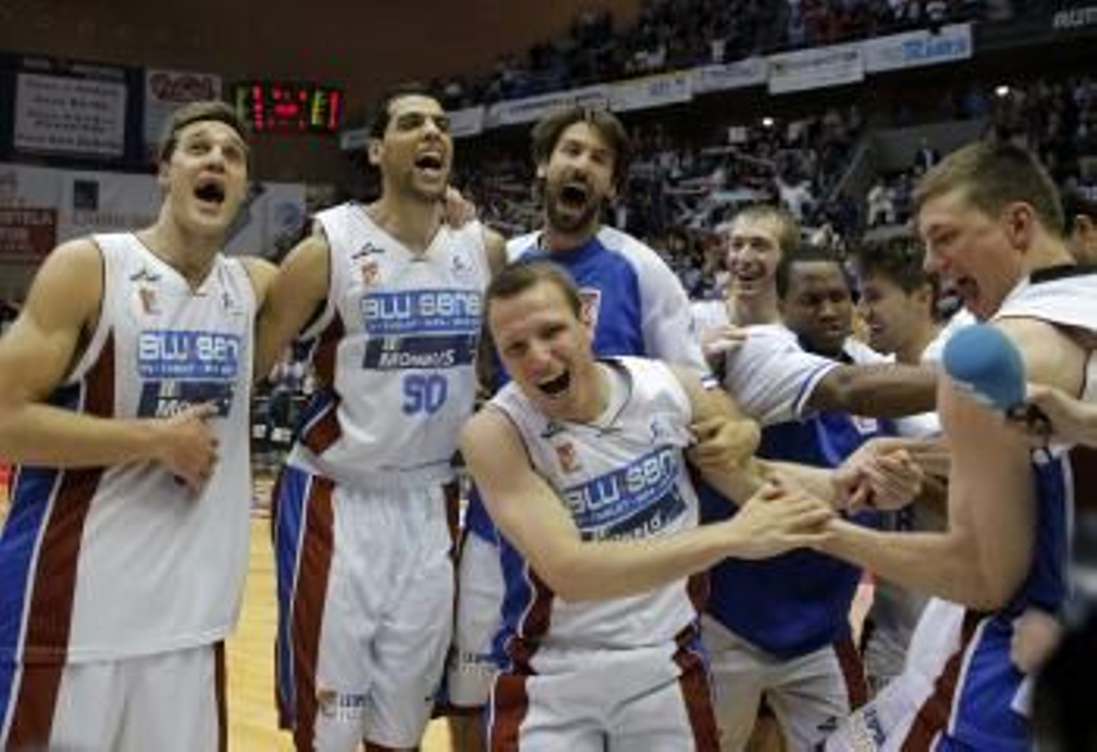 Los jugadores del Obradoiro celebran su clasificación para el playoff (Foto: EFE)