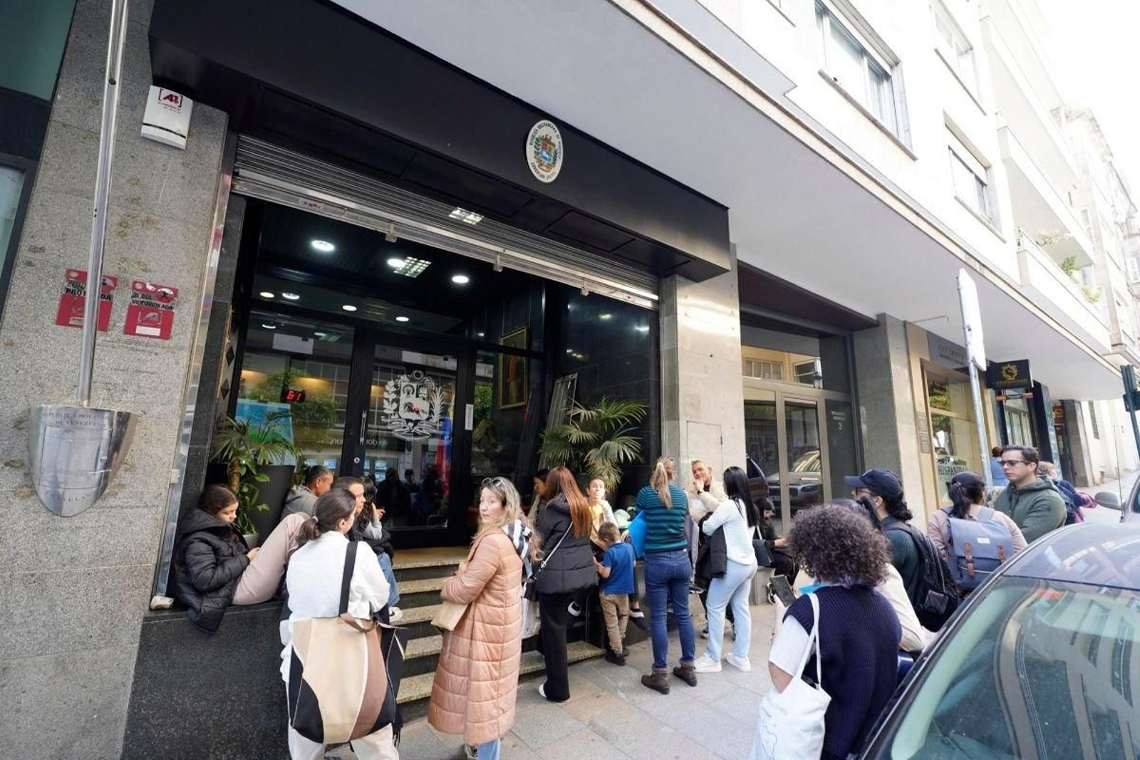 Colas a la entrada del Consulado General de Venezuela para Galicia y el Noroeste, con sede en Vigo.