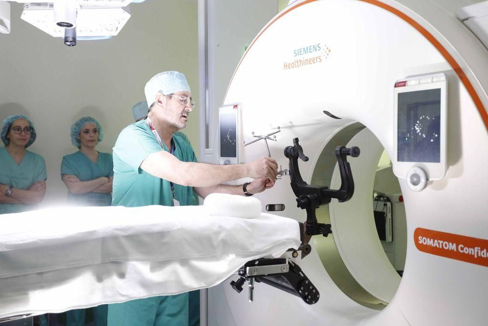 El jefe de Neurocirugía del Cunqueiro, Cesáreo Conde, en el quirófano del TAC intraoperatorio.