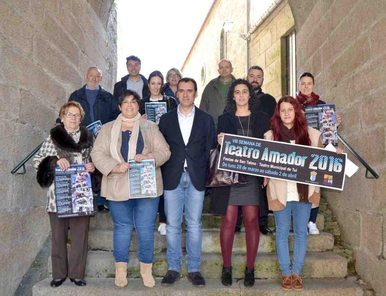 El alcalde de Tui, Enrique Cabaleiro, con algunos de los participantes en la Semana de Teatro.