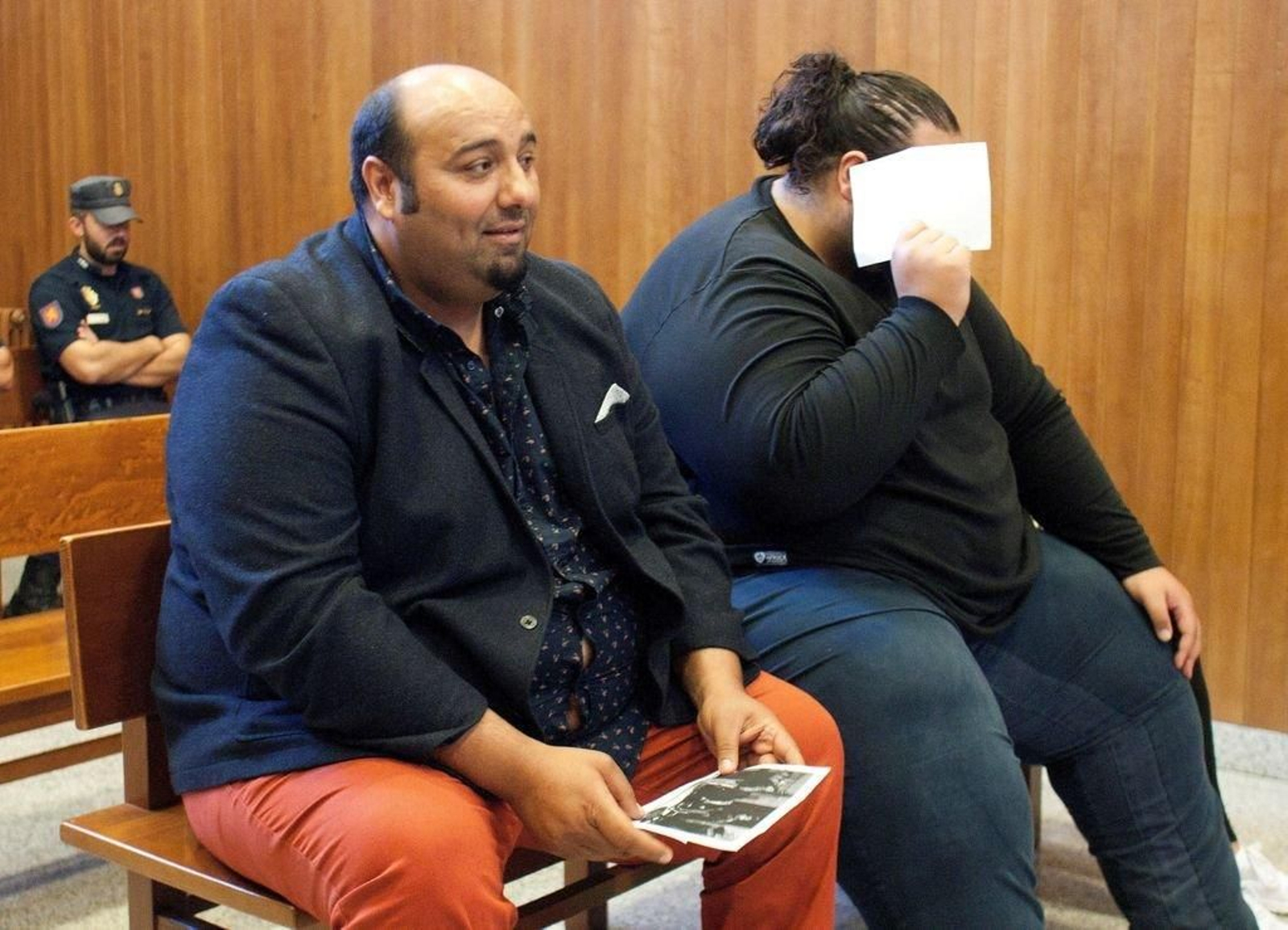 Sinaí y su hermano Saúl en el banquillo antes de la suspensión.