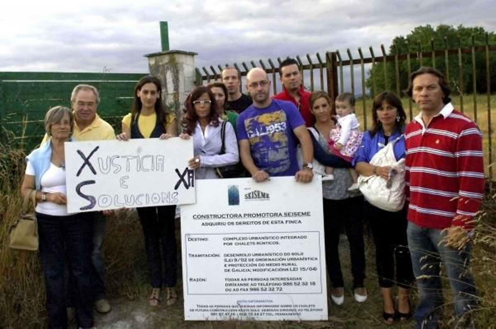 Seis de la sfamilias que contrataran la vivienda en Catoira. (Foto: Rosa Veiga)