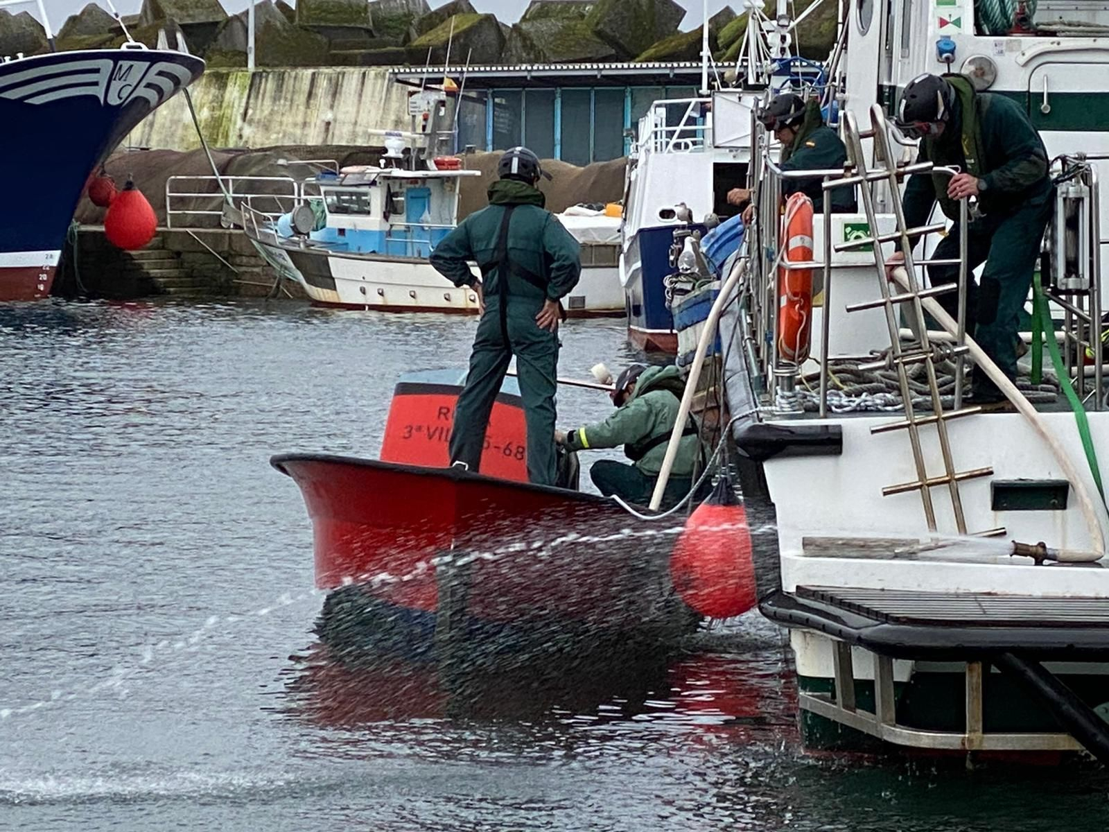 La planeadora zozobró por un golpe de mar cuando faenaba en las inmediaciones de la isla de Ons.