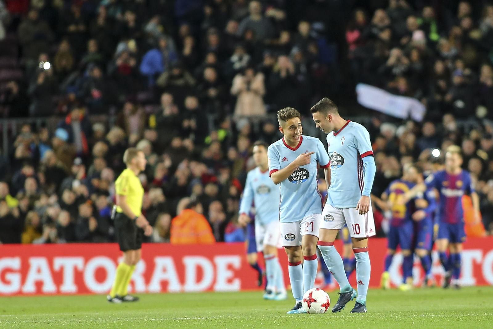 Iago Aspas conversa con Emre Mor tras uno de los goles del Barcelona, ayer en el Camp Nou.