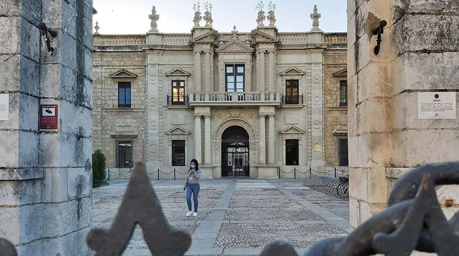 Una de las puertas de acceso al edificio central de la Universidad de Sevilla