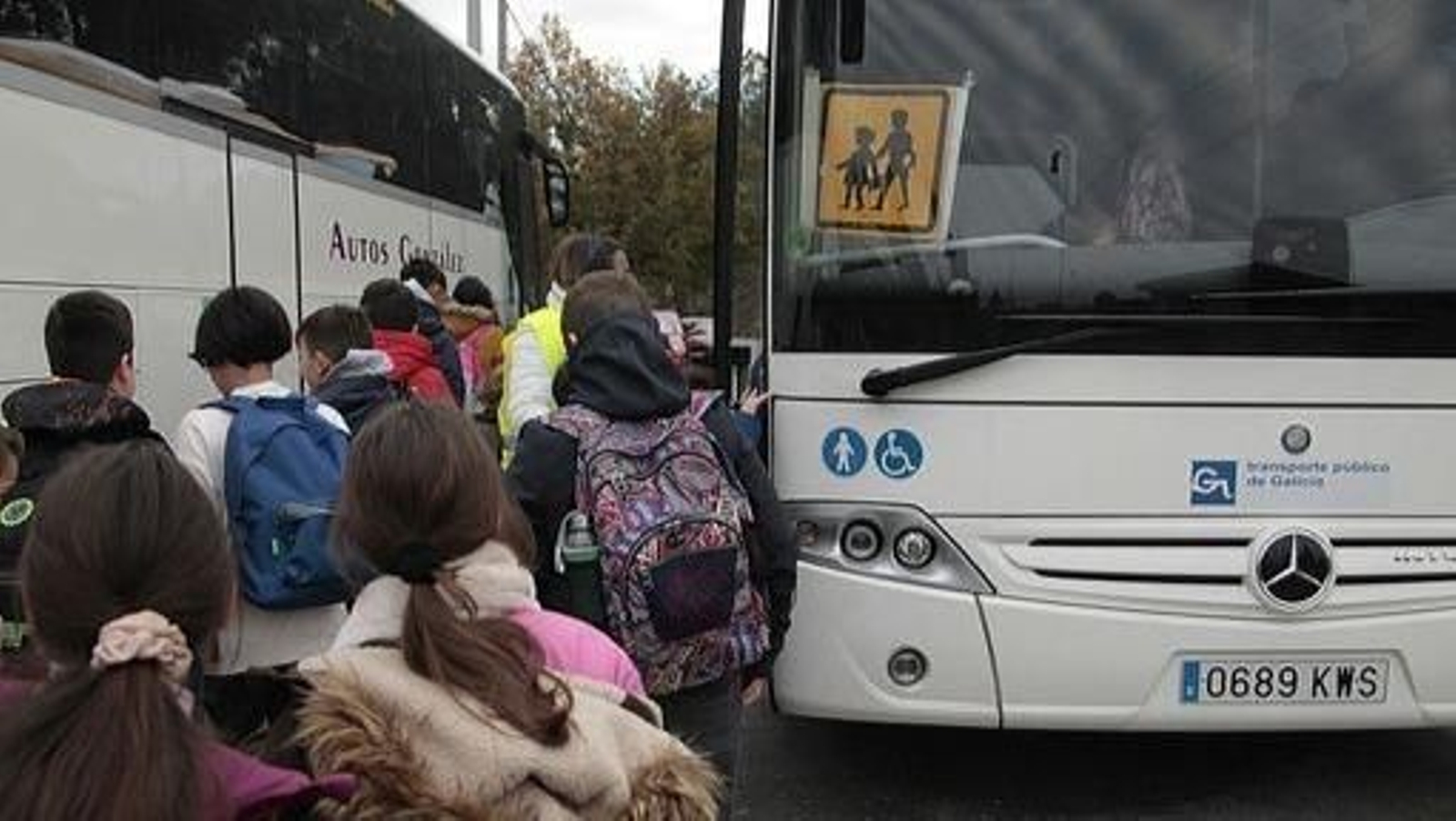 Escolares subiendo a un autobús.