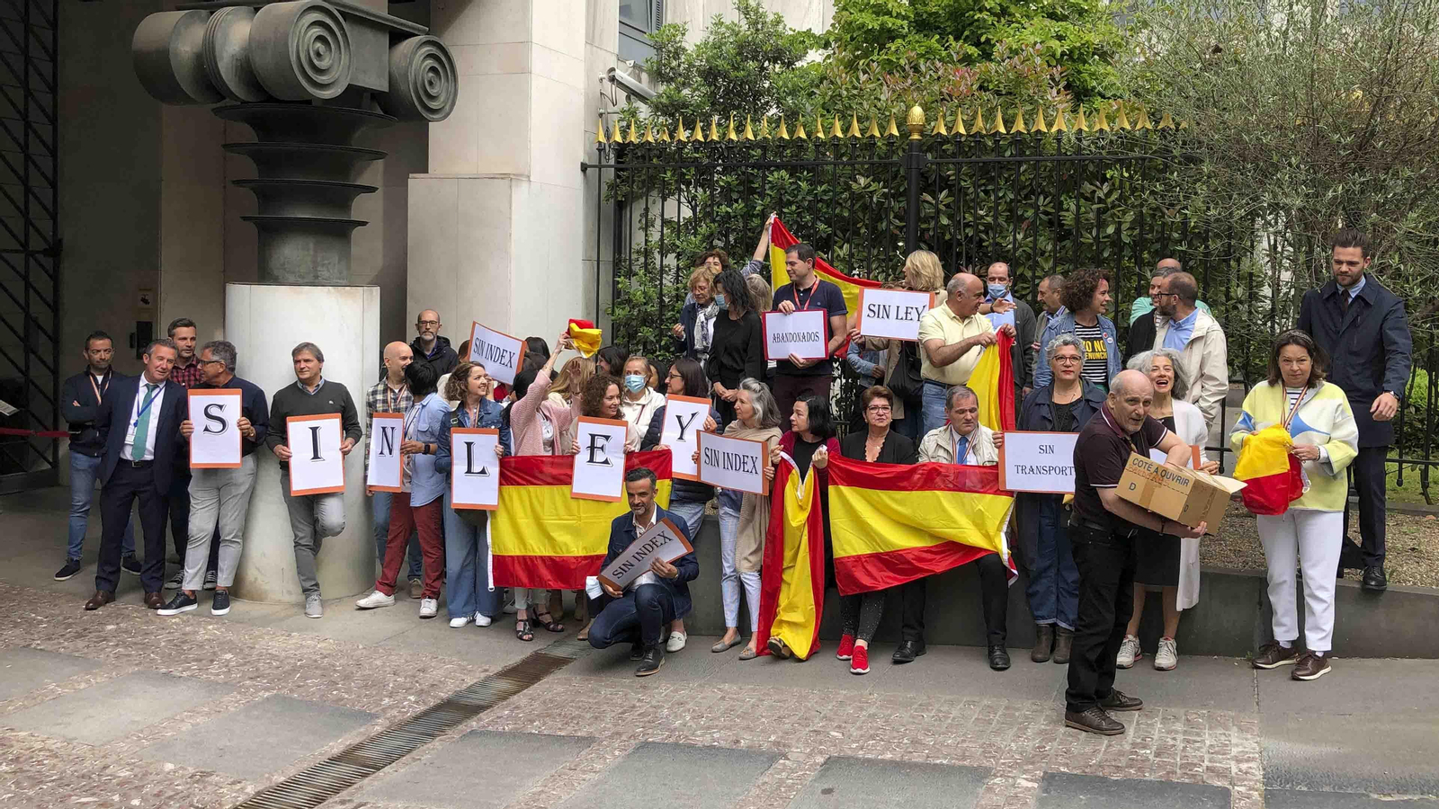 Alrededor de cincuenta empleados de la embajada de España ante la Unión Europea (UE) en Bruselas se concentran para exigir la actualización de los salarios de acuerdo con el aumento de la inflación y el pago del gasto del transporte entre el domicilio y el lugar de trabajo, como dispone la legislación belga. EFE/ Julio Gálvez