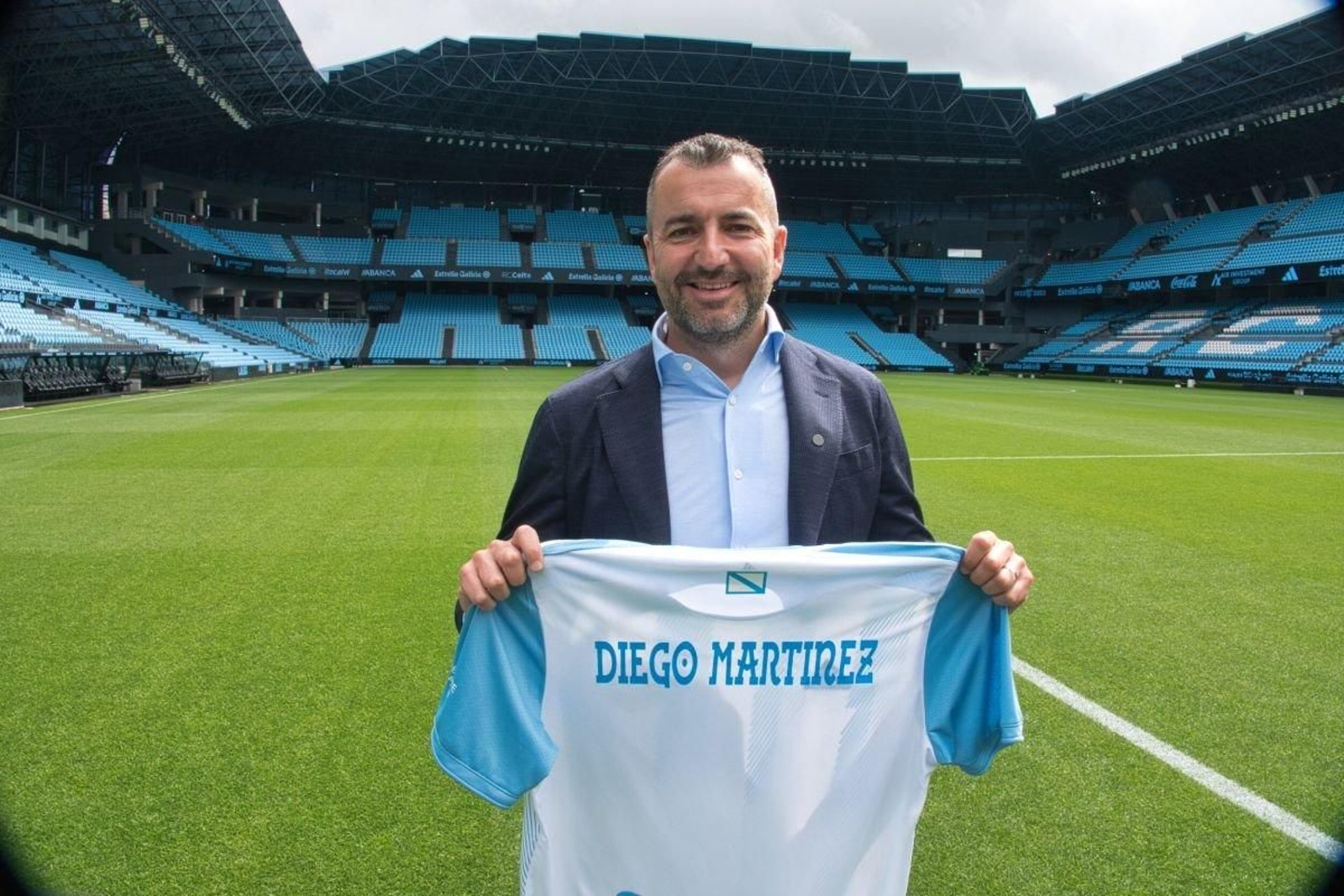 Diego Martínez presentouse onte como adestrador da selección galega en Balaídos, onde xogará o 31 de maio.