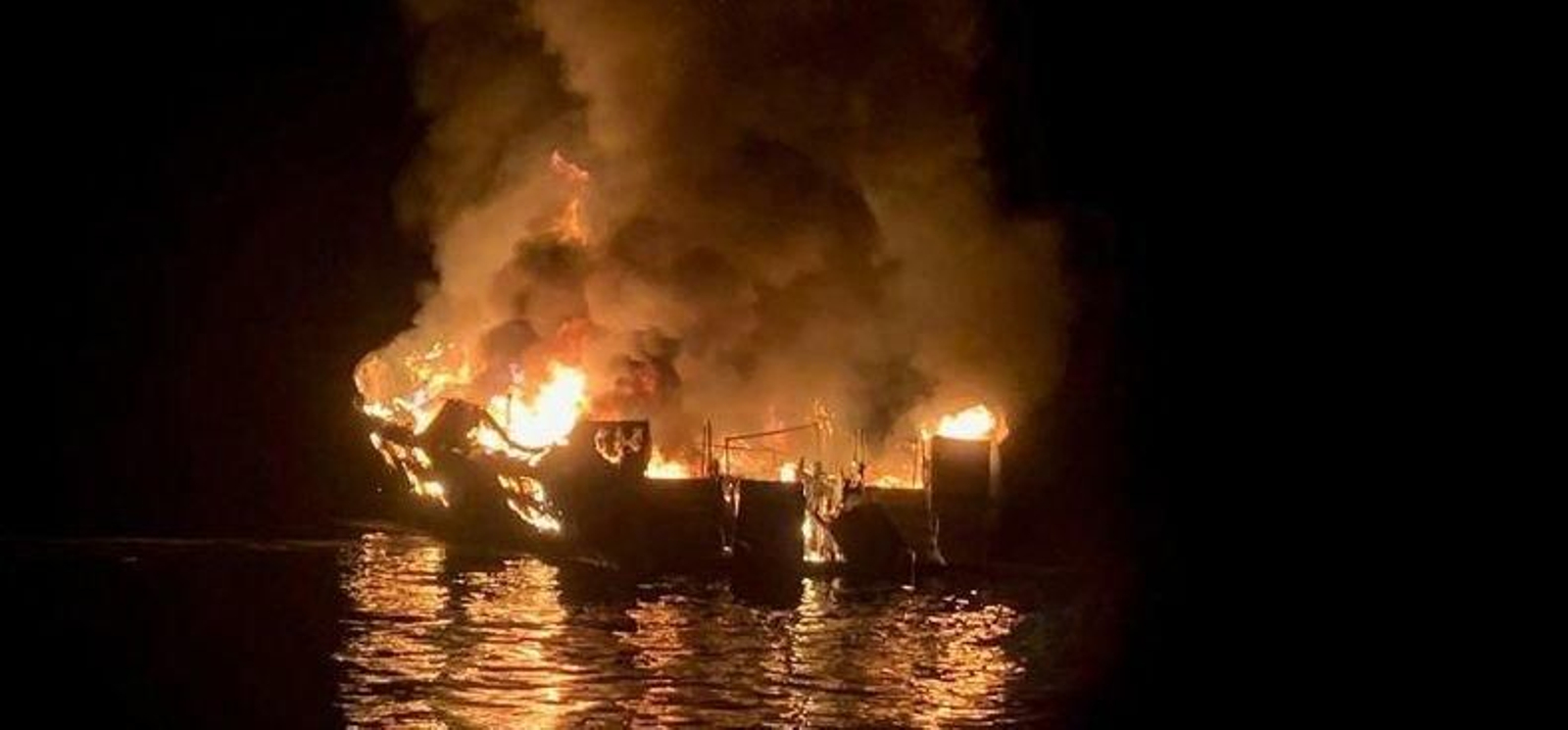 El barco la Concepción en llamas en el lado norte de la Isla Santa Cruz, California