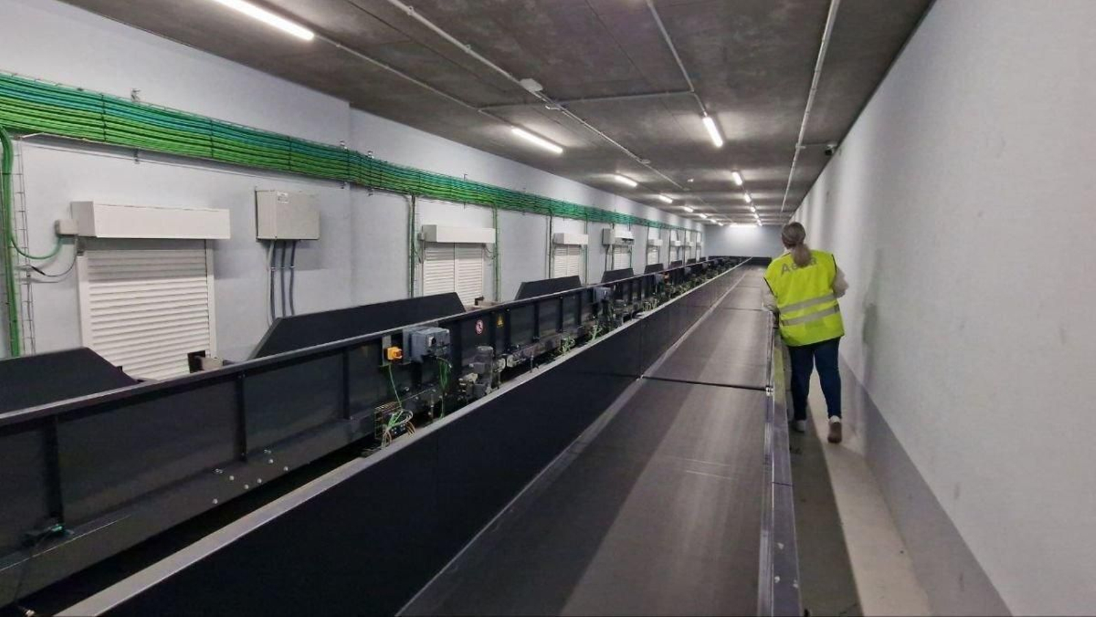 La zona de carga y descarga de maletas de Peinador, clave para el funcionamiento del aeropuerto.