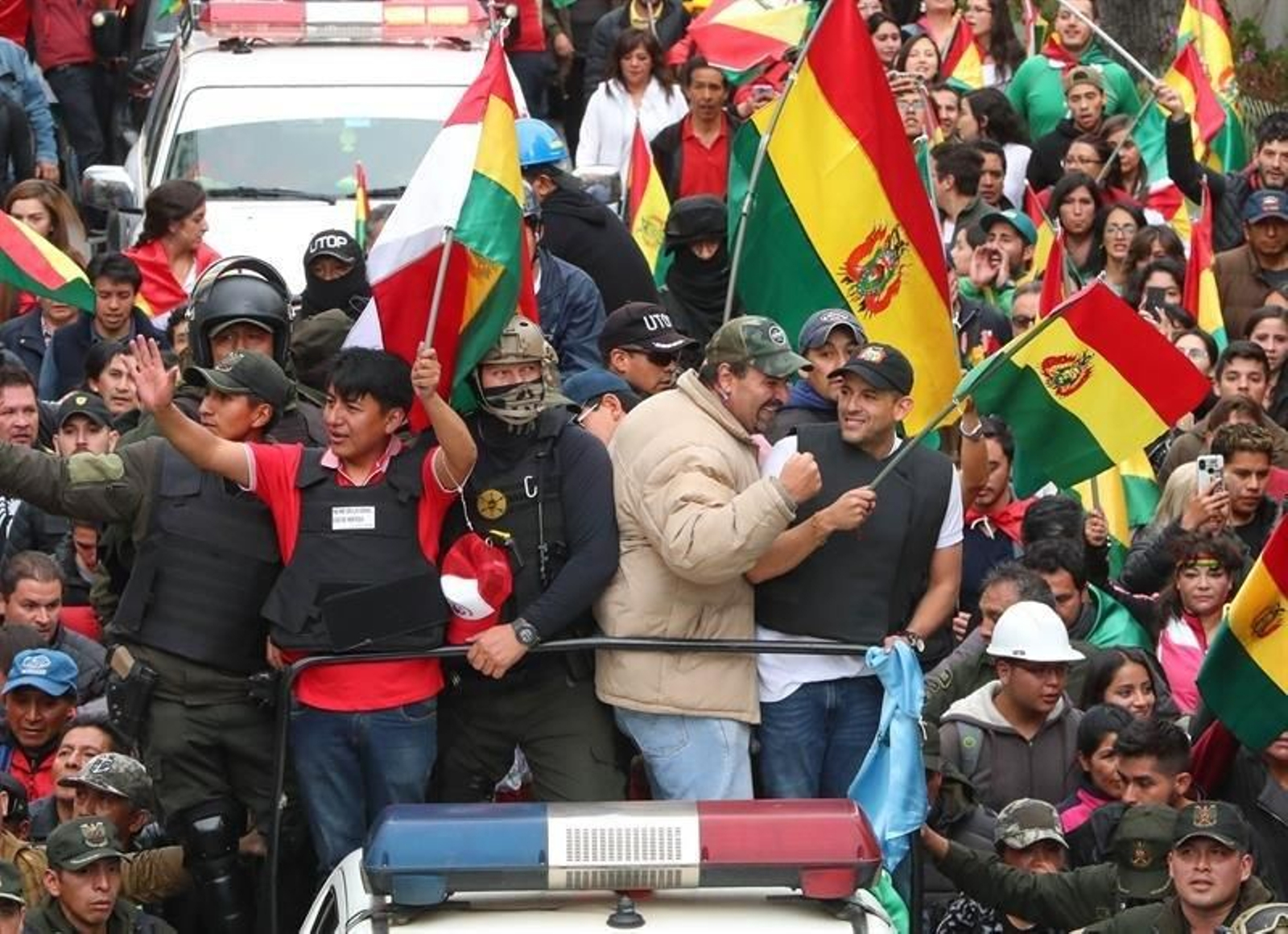 El líder cívico cruceño Luis Fernando Camacho (d) y el potosino Marco Pumari (i), celebran junto a ciudadanos bolivianos la renuncia del presidente de Bolivia, Evo Morales