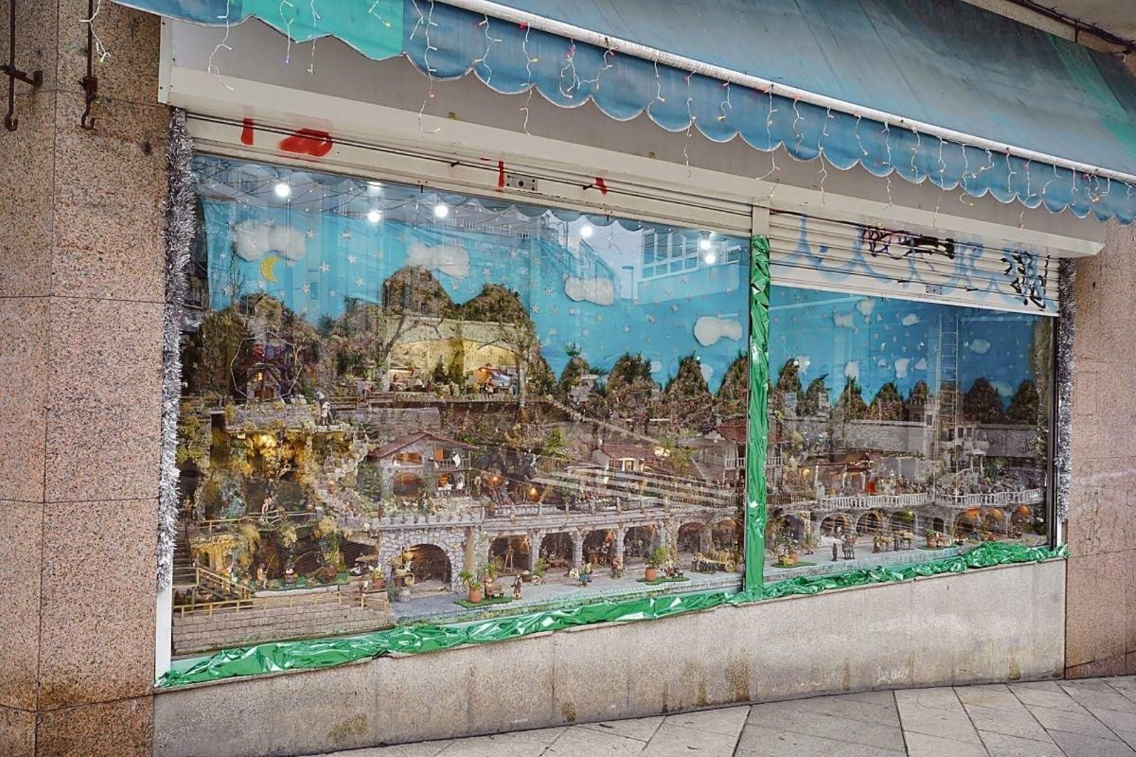 El escaparate en Travesía de Vigo atrae las miradas de los vecinos desde hace 48 años.