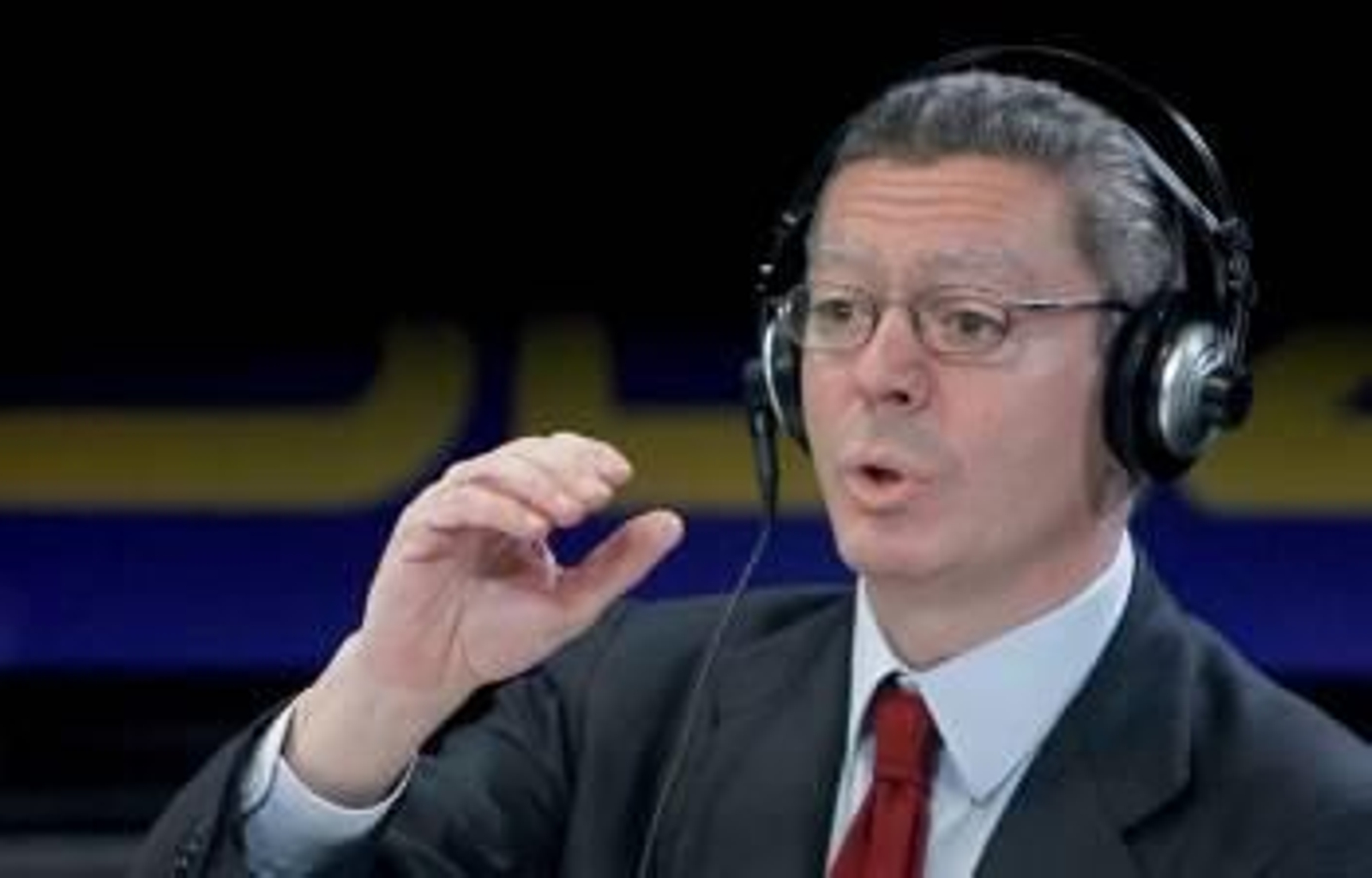 El ministro de Justicia, Alberto Ruiz Gallardón, durante la entrevista que ha concedido hoy a la cadena Ser (Foto: EFE)