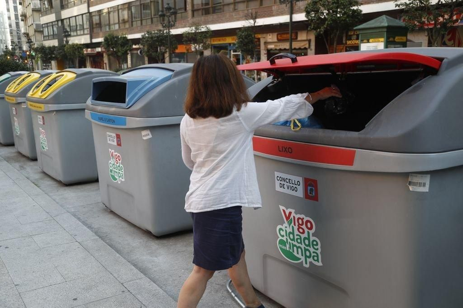 El Concello ha iniciado la instalación de los nuevos contenedores por toda la ciudad de forma paulatina, tras renovar la concesión de la basura.