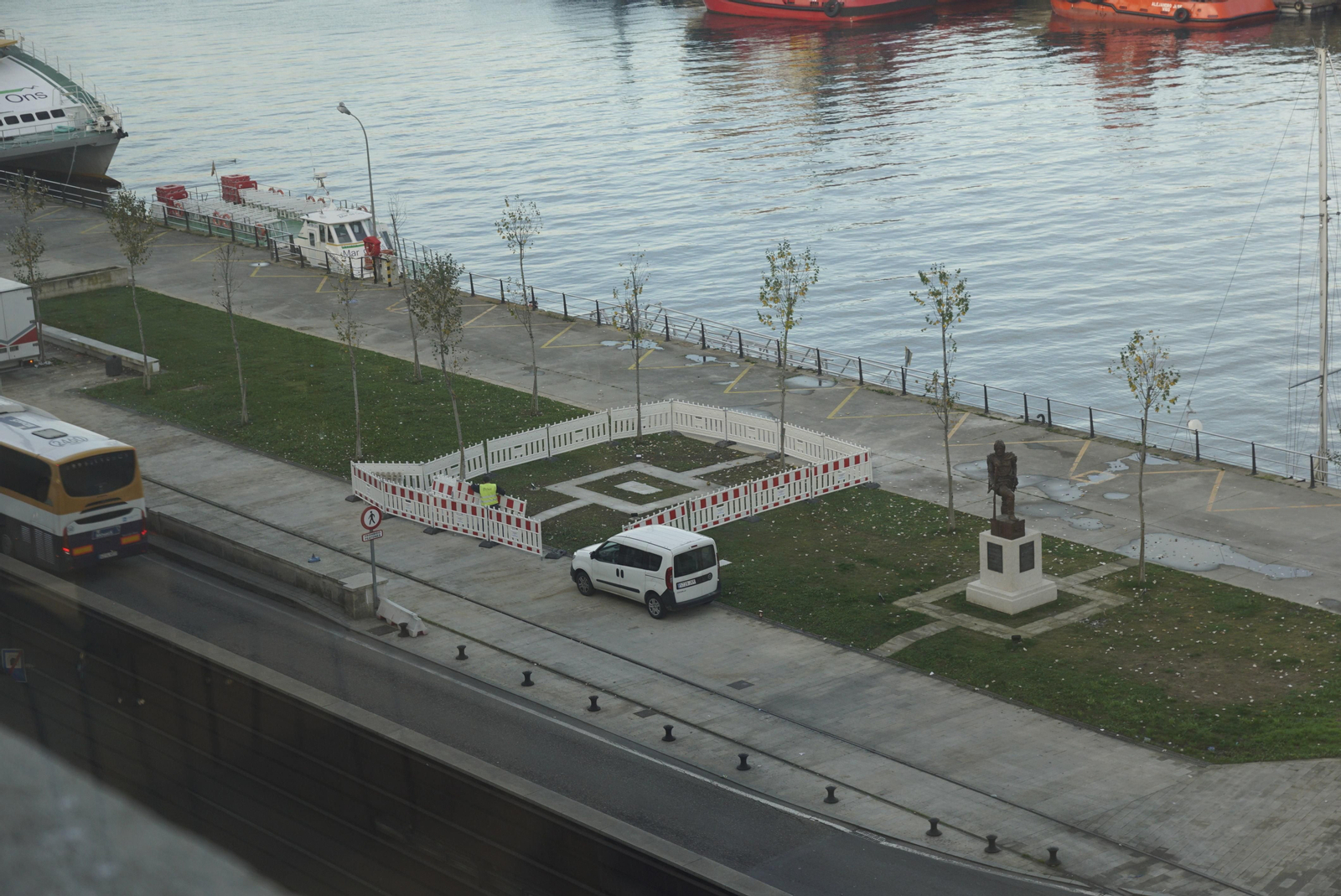 La estatua de Gonzalo de Vigo y a su lado el espacio para el nuevo monolito.