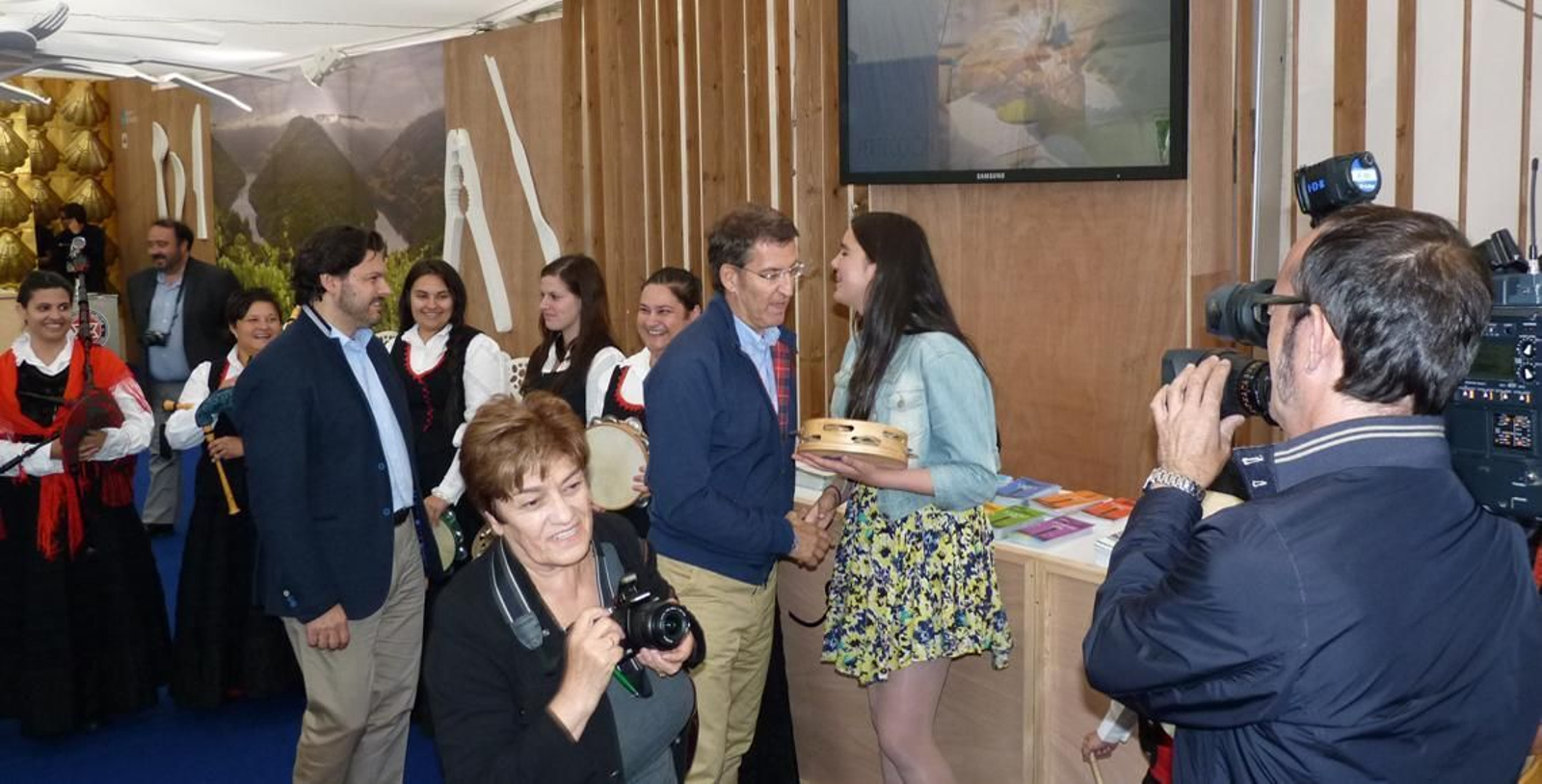 Antonio Miranda y Alberto Núñez Feijóo felicitan a los miembros de la colonia gallega en Alemania.