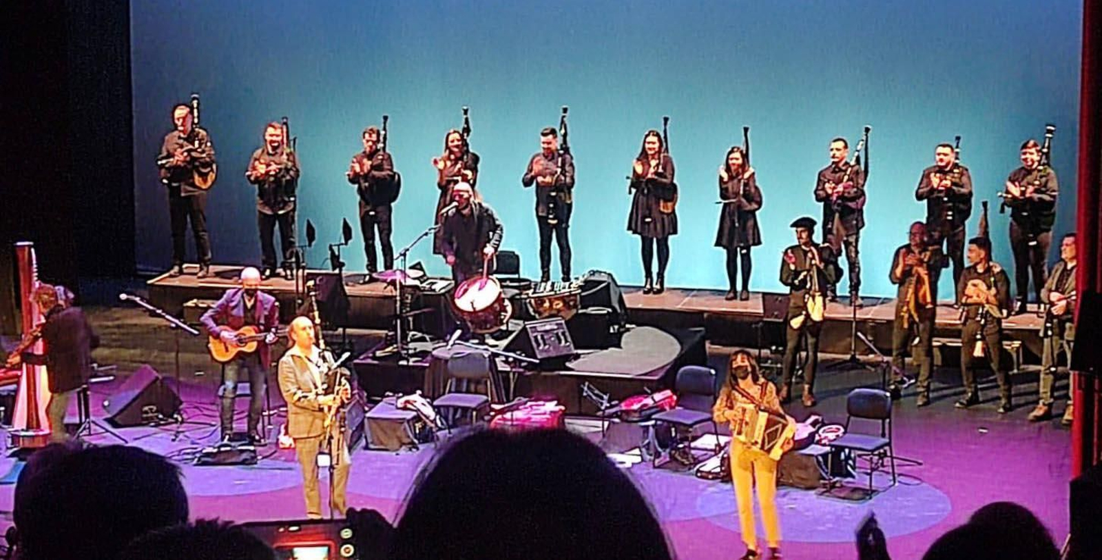 Imagen de una actuación de la Banda de gaitas del Lar Gallego de Pamplona con el gaiteiro Carlos Núñez