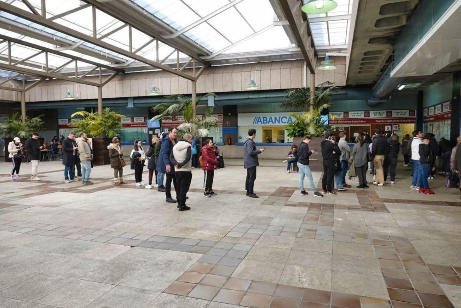 Las colas ante la oficina del censo llegaron fuera del consistorio durante esta semana.