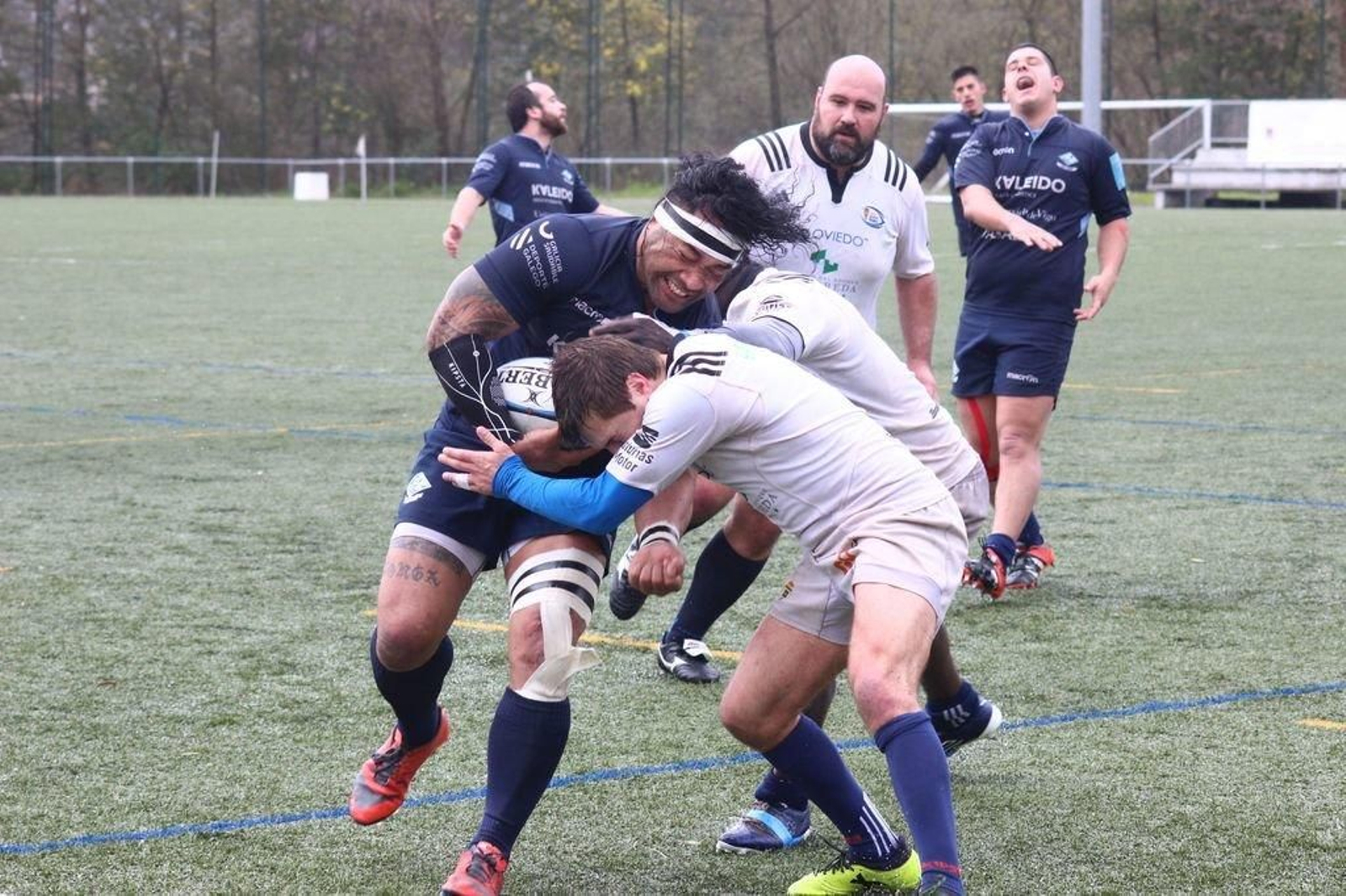 Tatafu carga contra dos oponentes en un partido de esta campaña.