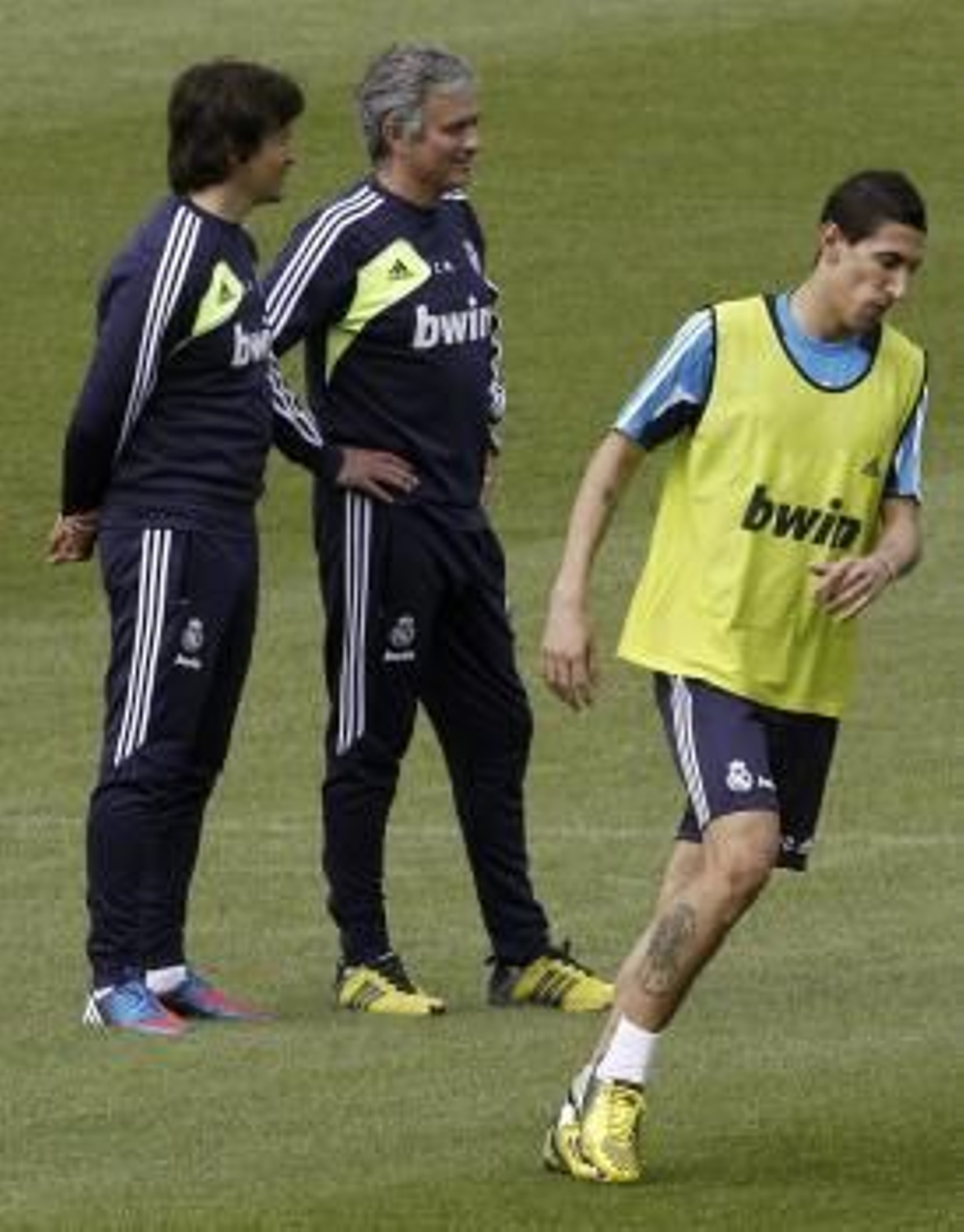 El técnico del Real Madrid, José Mourinho (c), y el centrocampista argentino Di María (d), durante el entrenamiento del equipo hoy en Valdebebas.
