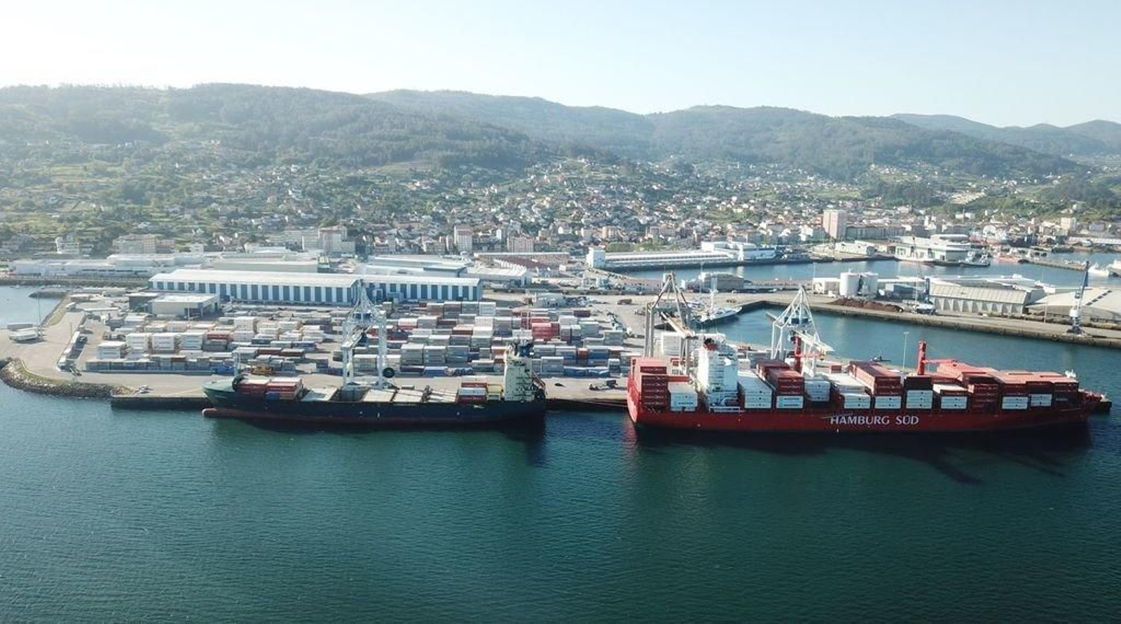 La terminal de contenedores de Marín con sus nuevas instalaciones. Arriba, cómo sería Areal.