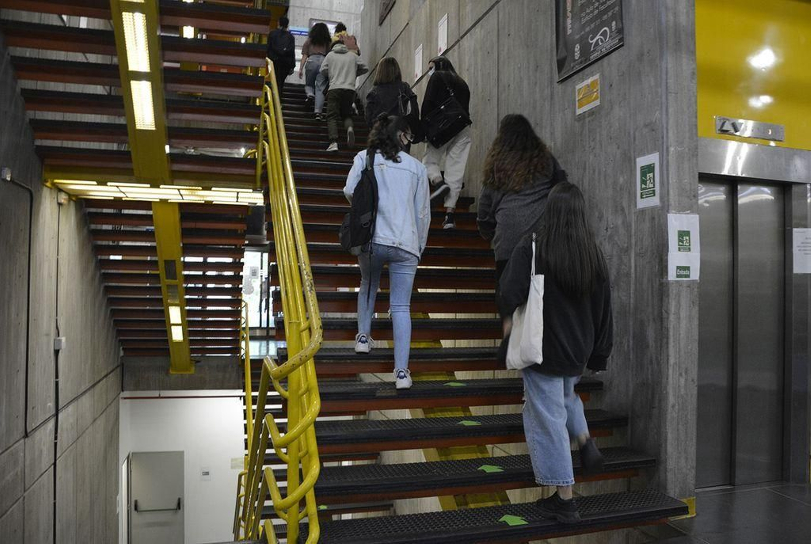 Universitarios elegidos de forma aleatoria comenzaron a participar en las pruebas de covid.