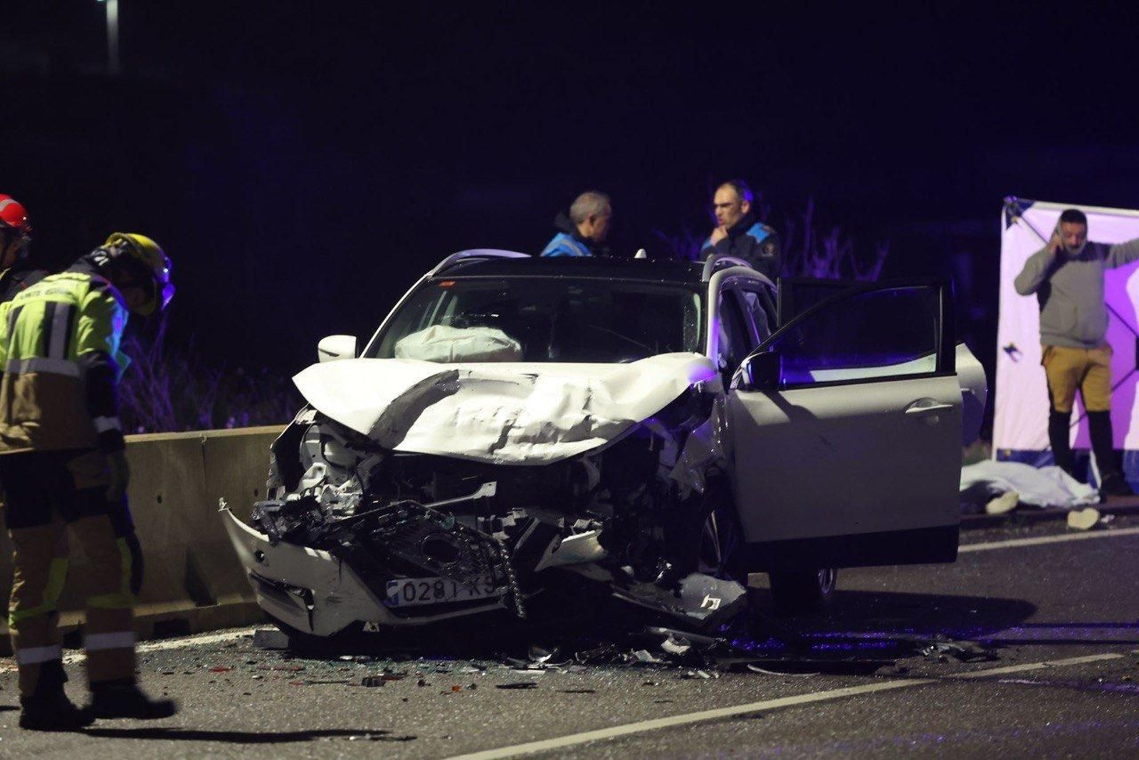 El coche quedó destrozado tras colisionar contra otro coche.