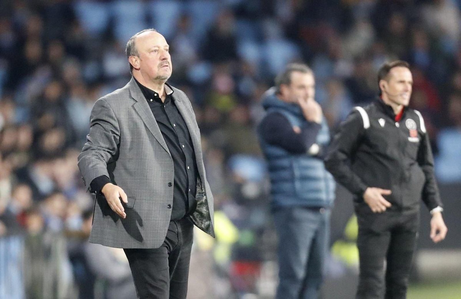 Rafa Benítez se mostró muy activo desde la banda, como suele ser habitual,  y realizó cinco cambios, dos en el minuto 90.