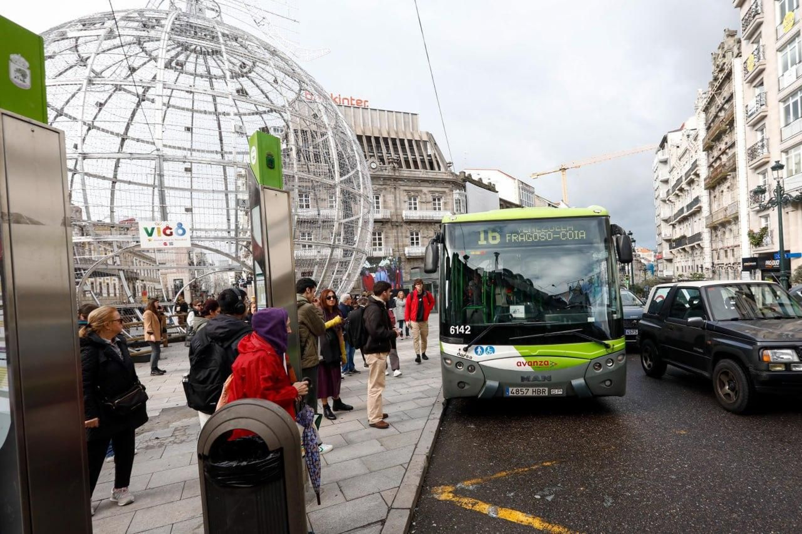 Usuarios subiéndose al autobús en la parada de la farola de Urzaiz. // Jorge Santomé