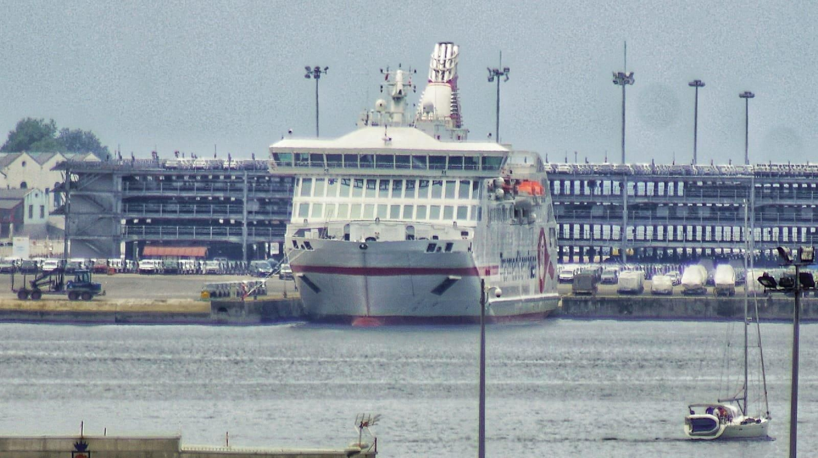 El ferri construido en Vulcano, en el muelle de Bouzas.