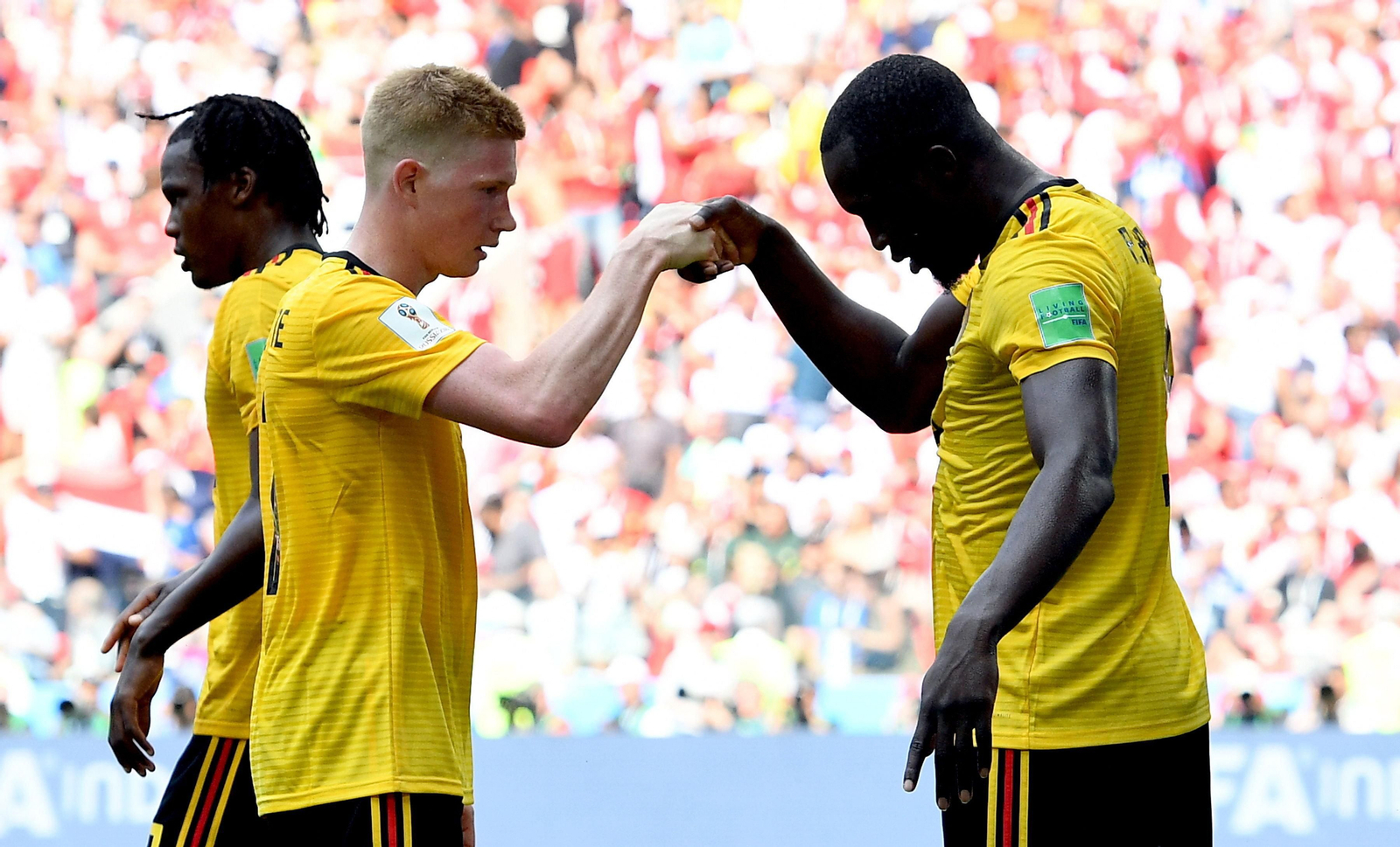 De Bruyne, el canalizador del juego belga, y Lukaku, su finalizador, se saludan tras uno de los dos tantos que convirtió ayer el ariete del United.