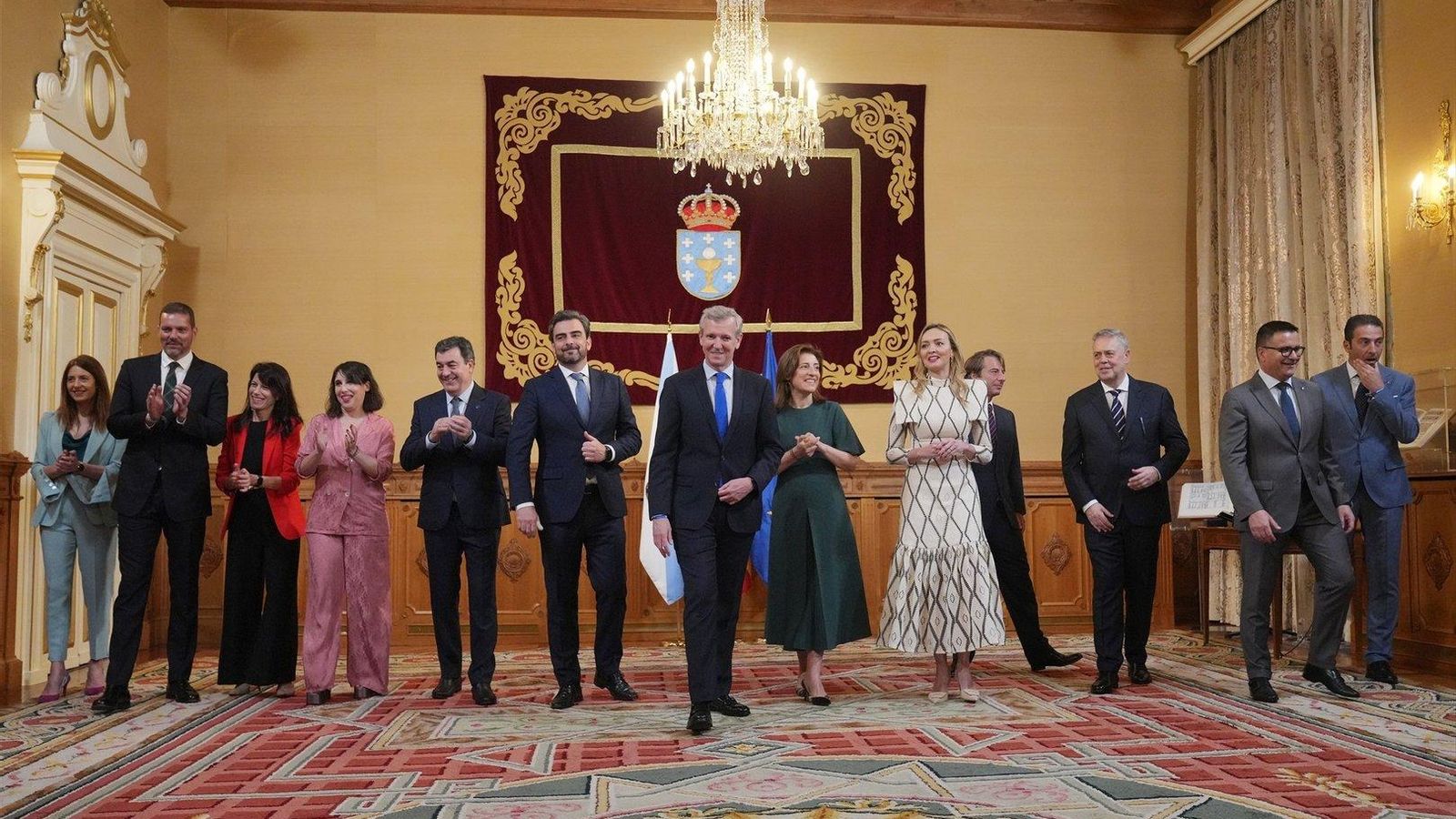 Rueda y los nuevos conselleiros, en el Pazo de Raxoi. // E.P.