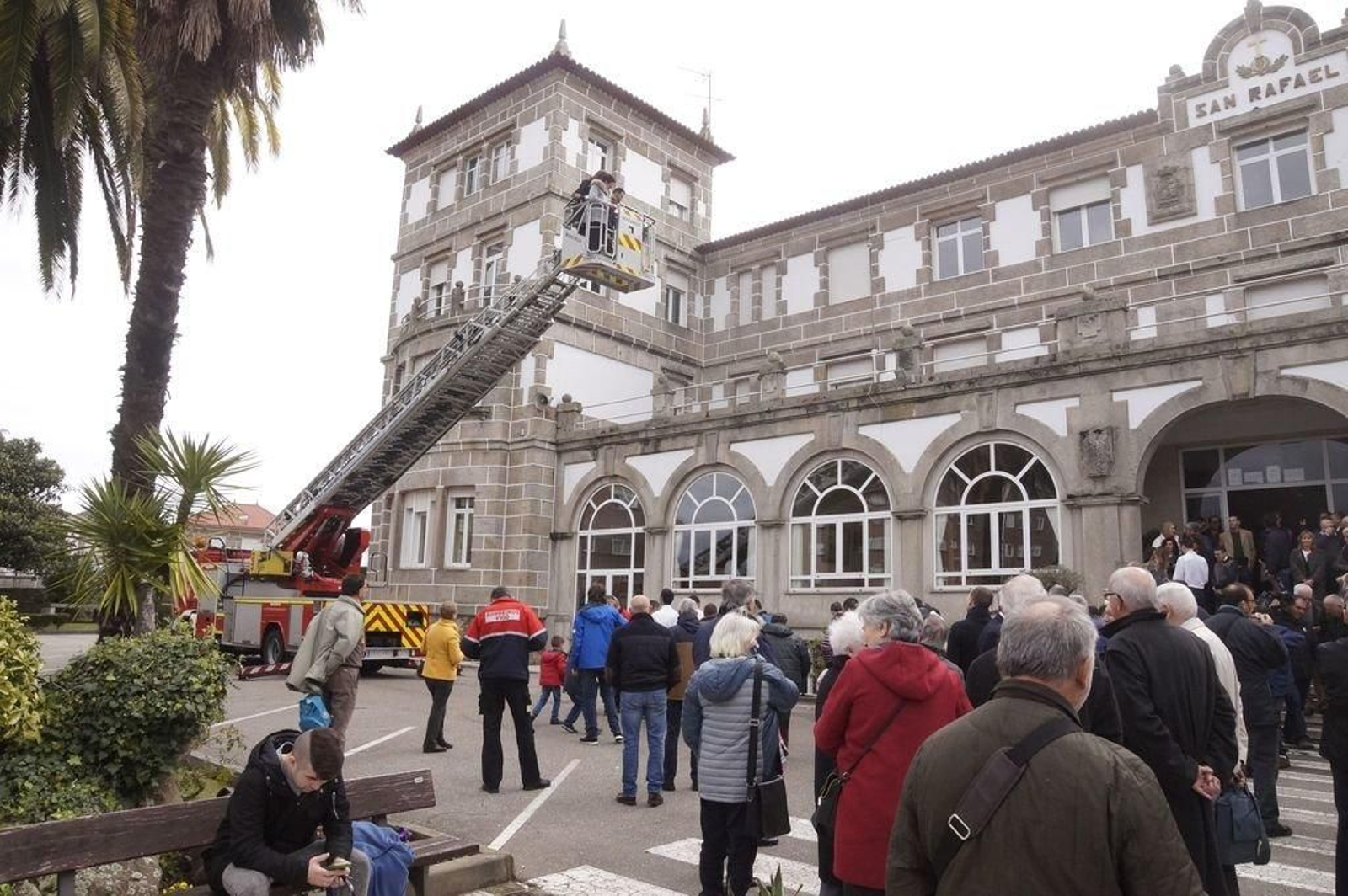 La exhibición de los bomberos es uno de los momentos más esperados por los usuarios y los familiares.