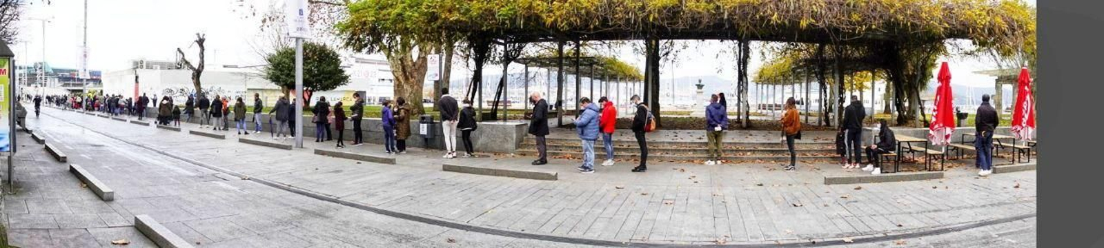 Colas para hacer una PCR en Vigo.