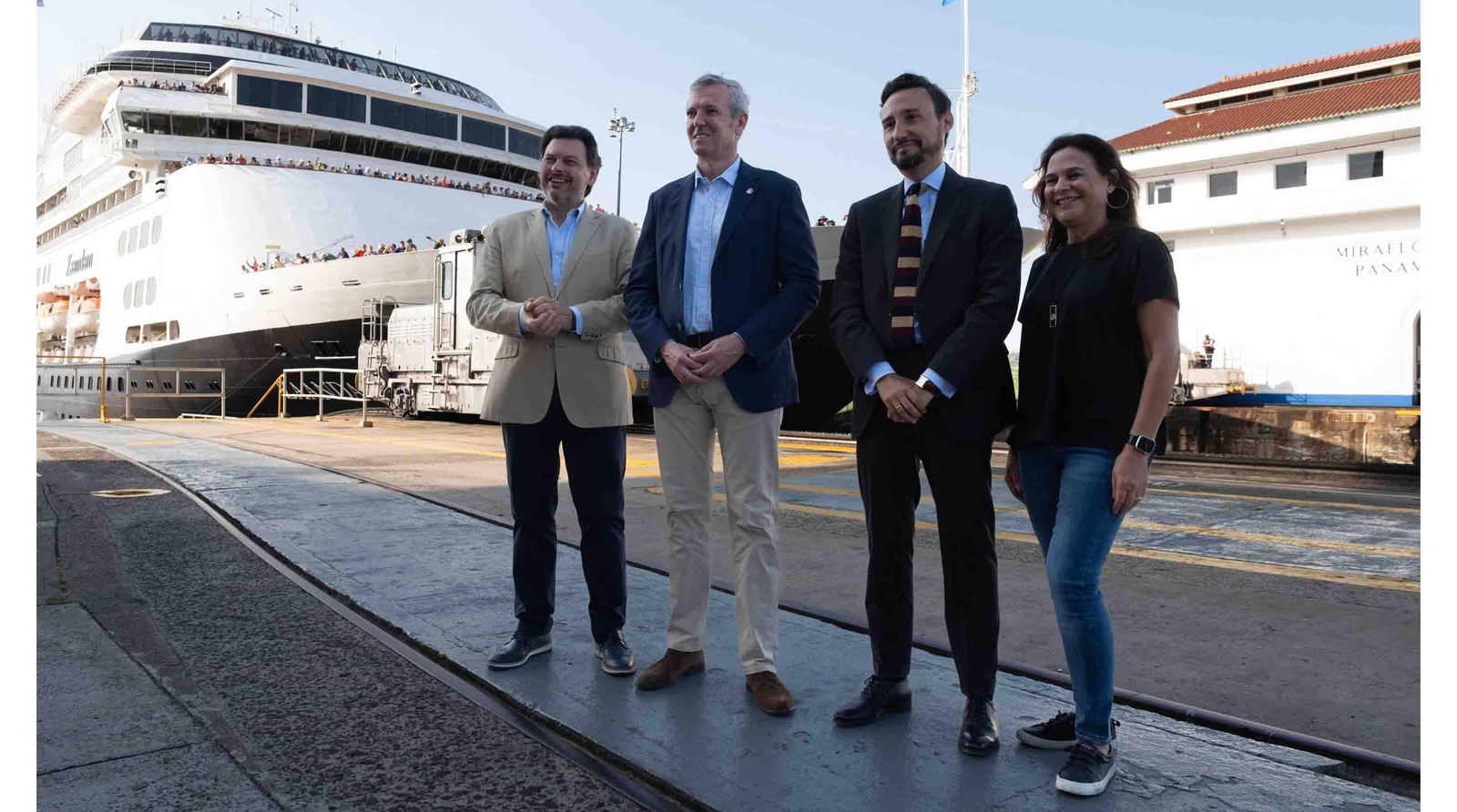 El presidente del Gobierno gallego visitó el paso navegable que une el Océano Atlántico y el Pacífico durante su primer viaje institucional al país de América Central