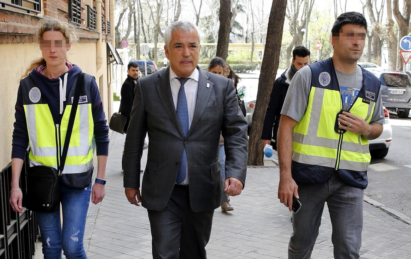 Luis Pineda, entre dos agentes de la Policía, tras su detención el pasado viernes.