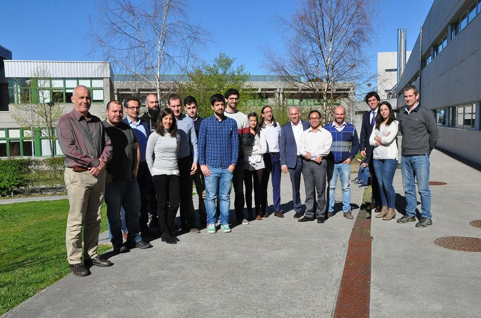 Los investigadores en la zona de las ingenierías del Campus de Vigo.