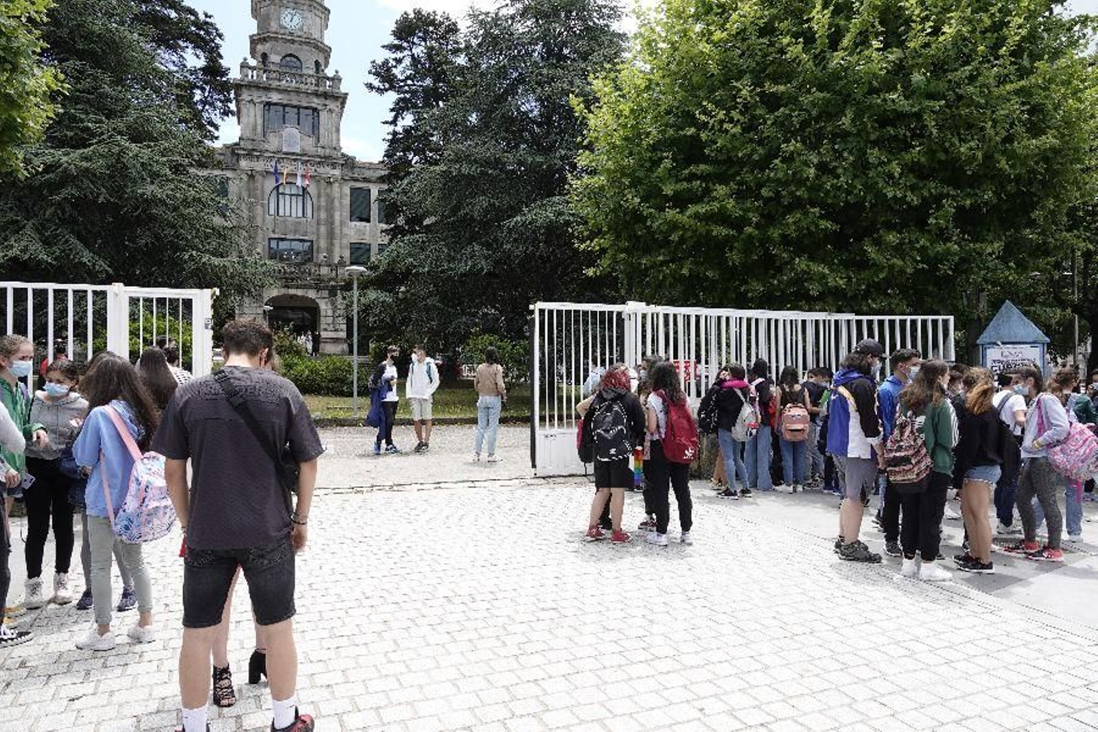 El curso del covid se despide con abrazos. // Vicente Alonso