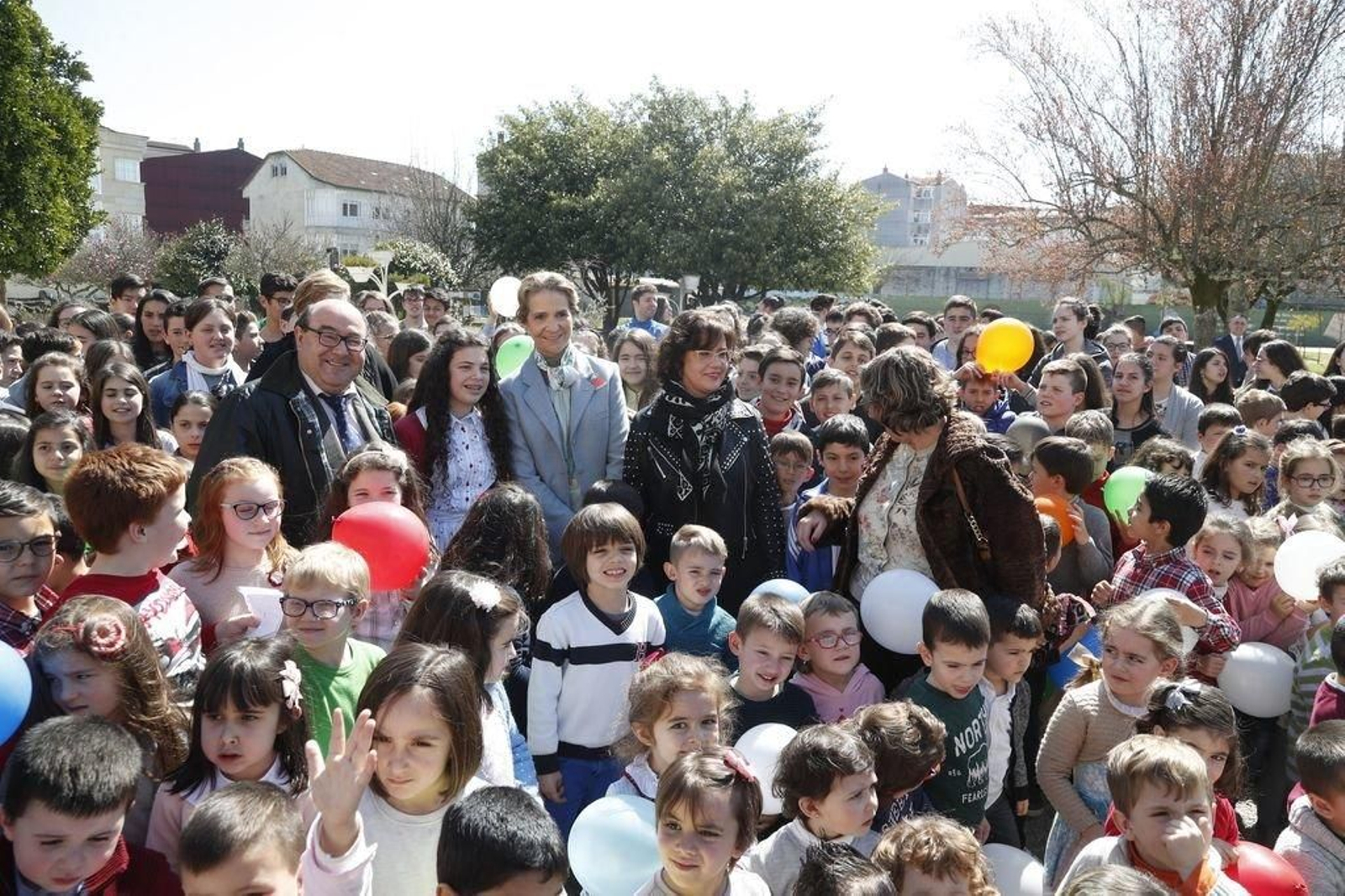 La Infanta y Sabela, la directora del colegio, alumnos y alumnas, felices por el acontecimiento.
