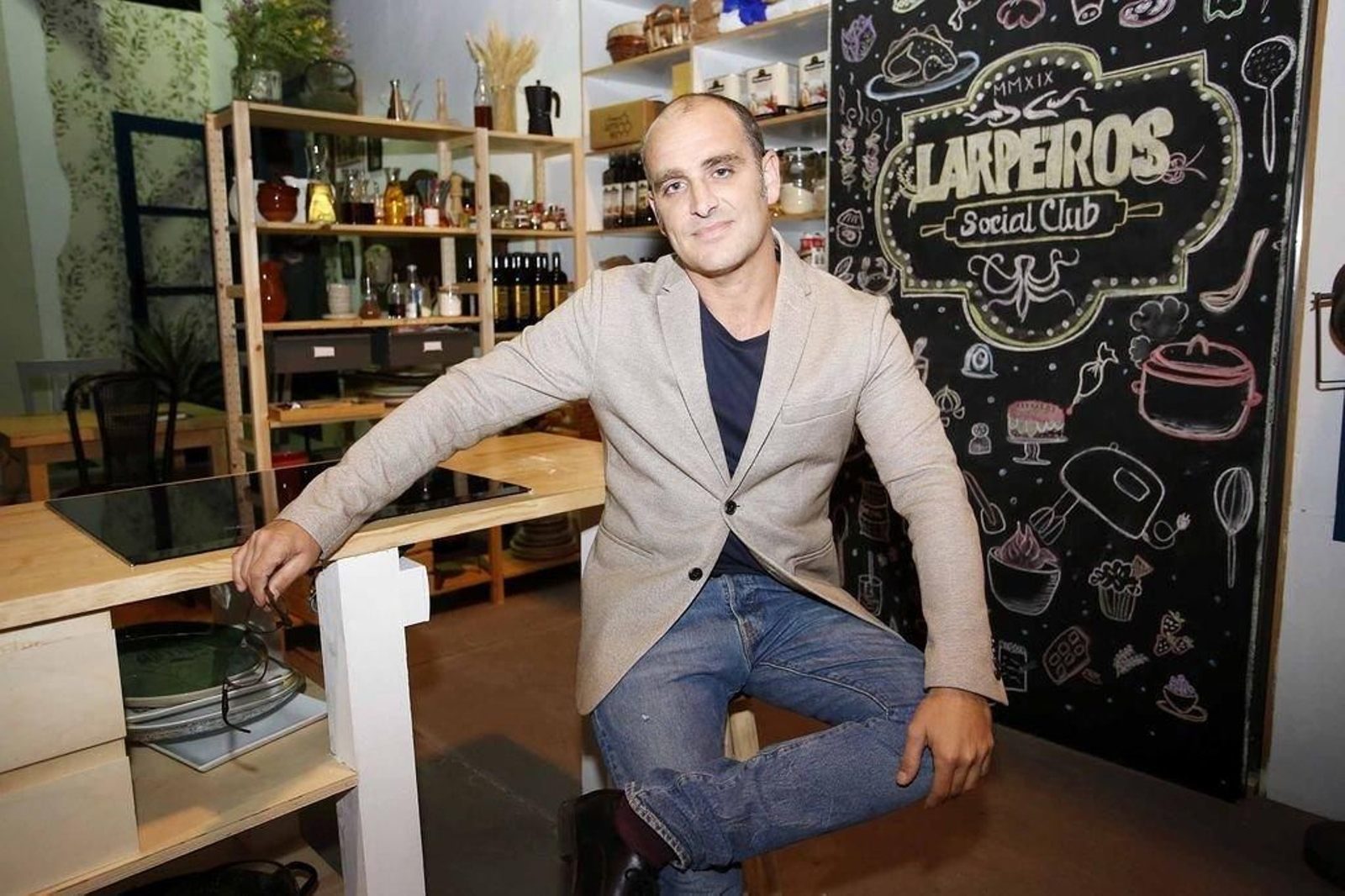 Javier Collazo presenta “Larpeiros Social Club” en Vigo.