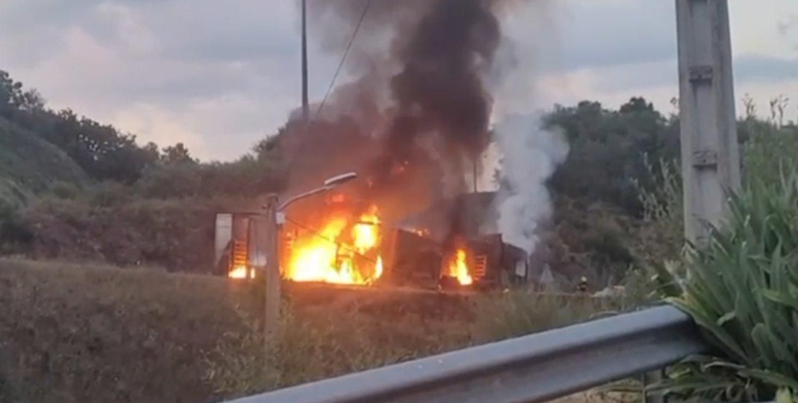 Arde un tráiler en Cenlle, Ourense. // Alberte