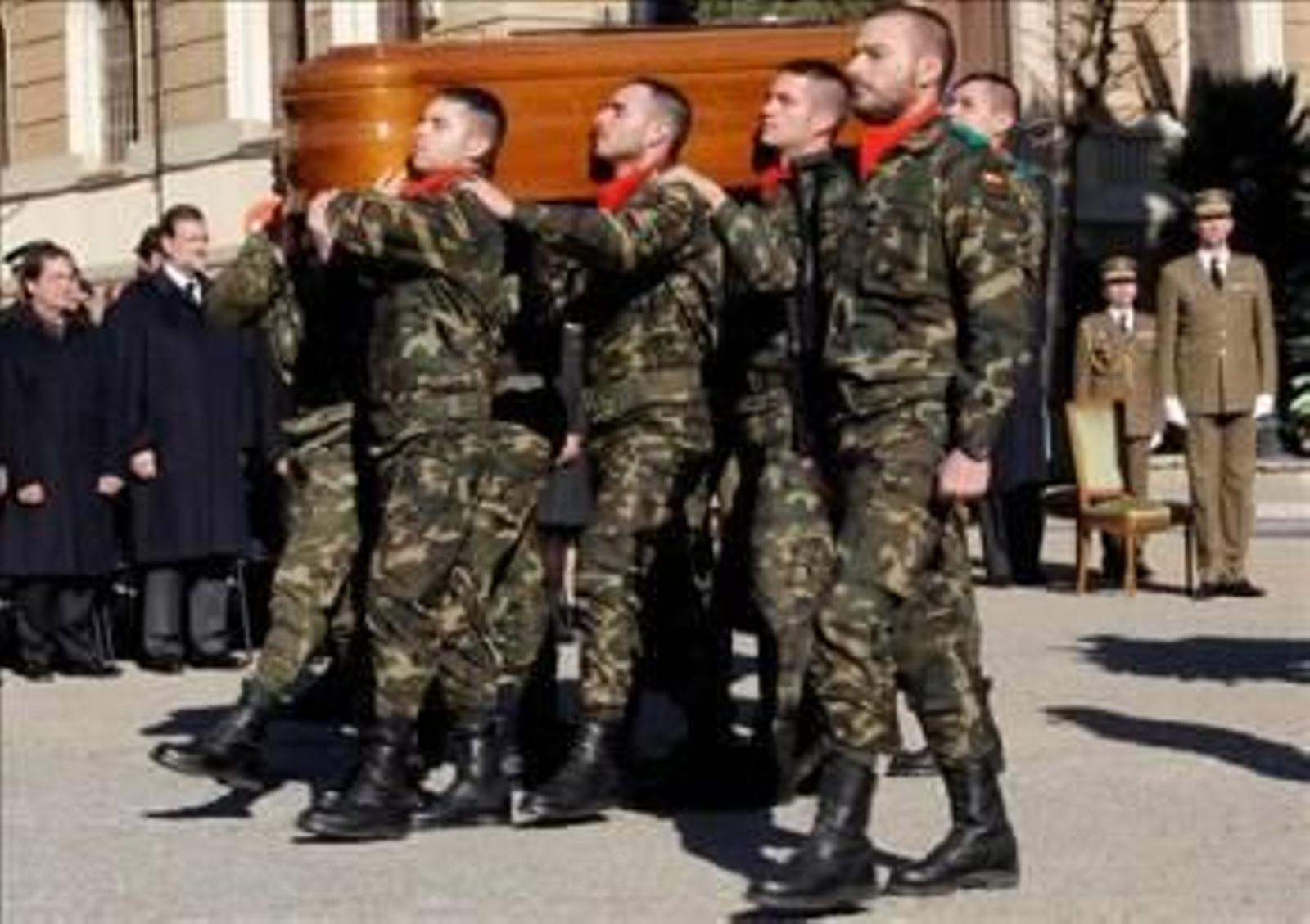 El Príncipe de Asturias observa el paso del féretro del soldado del contingente del ejército español muerto en Afganistán. (Foto: Toni Albir)