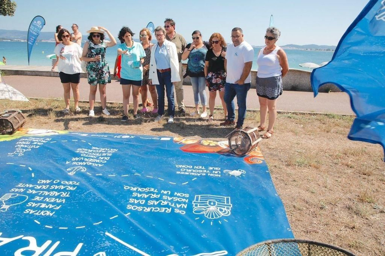 La conselleira do Mar, Rosa Quintana, estuvo en una de las acciones de la campaña en la Illa de Arousa.