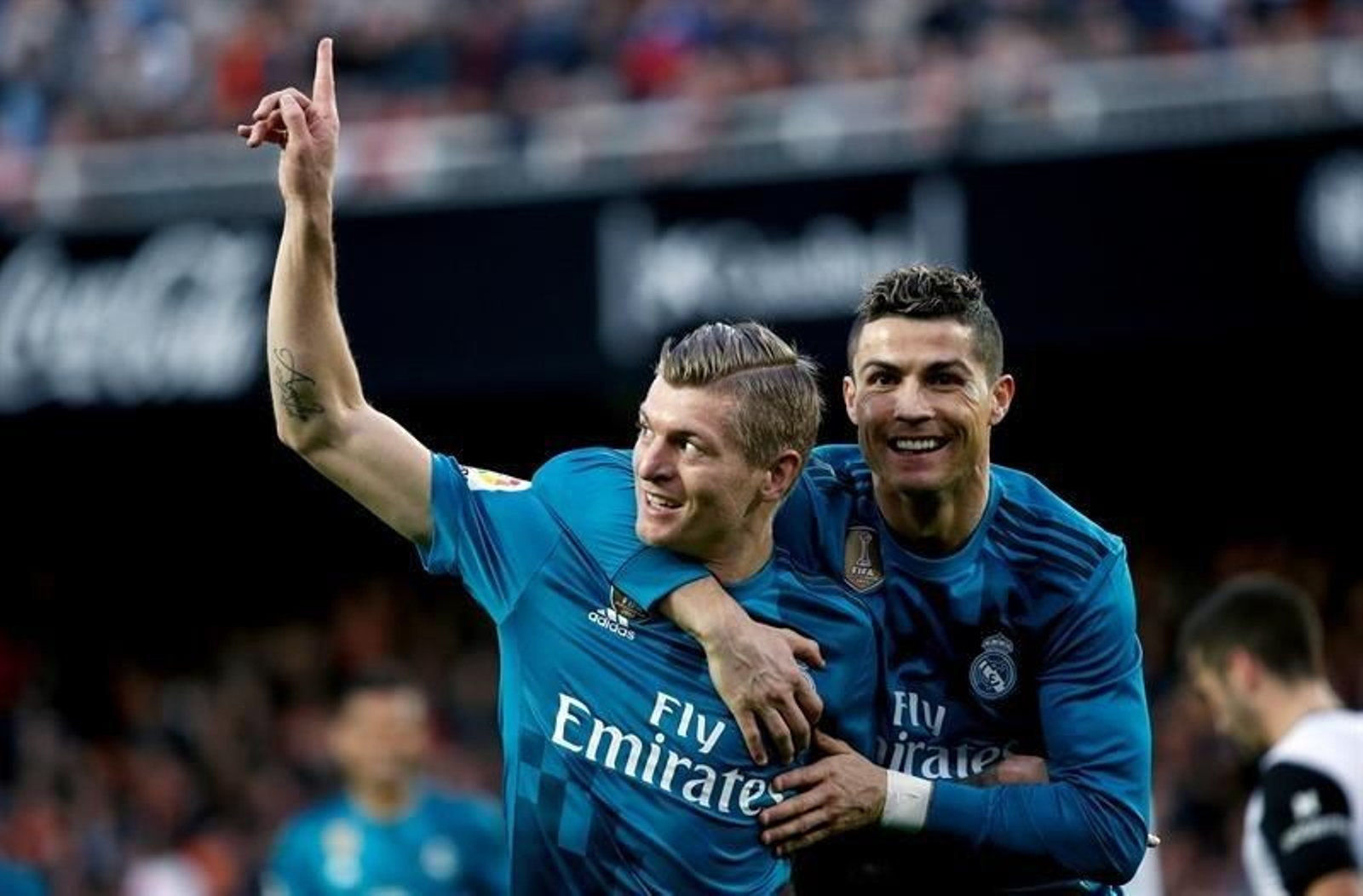 Toni Kroos (i) celebra con su compañero Cristiano Ronaldo la consecución del cuarto gol