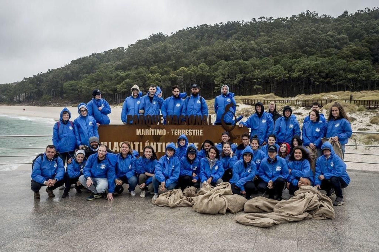 Cuarenta voluntarios del Consejo Europeo de Solidaridad limpiaron la playa de Rodas bajo la lluvia. La iniciativa de la Comisión Europea se repitió en 52 playas de todo el mundo.