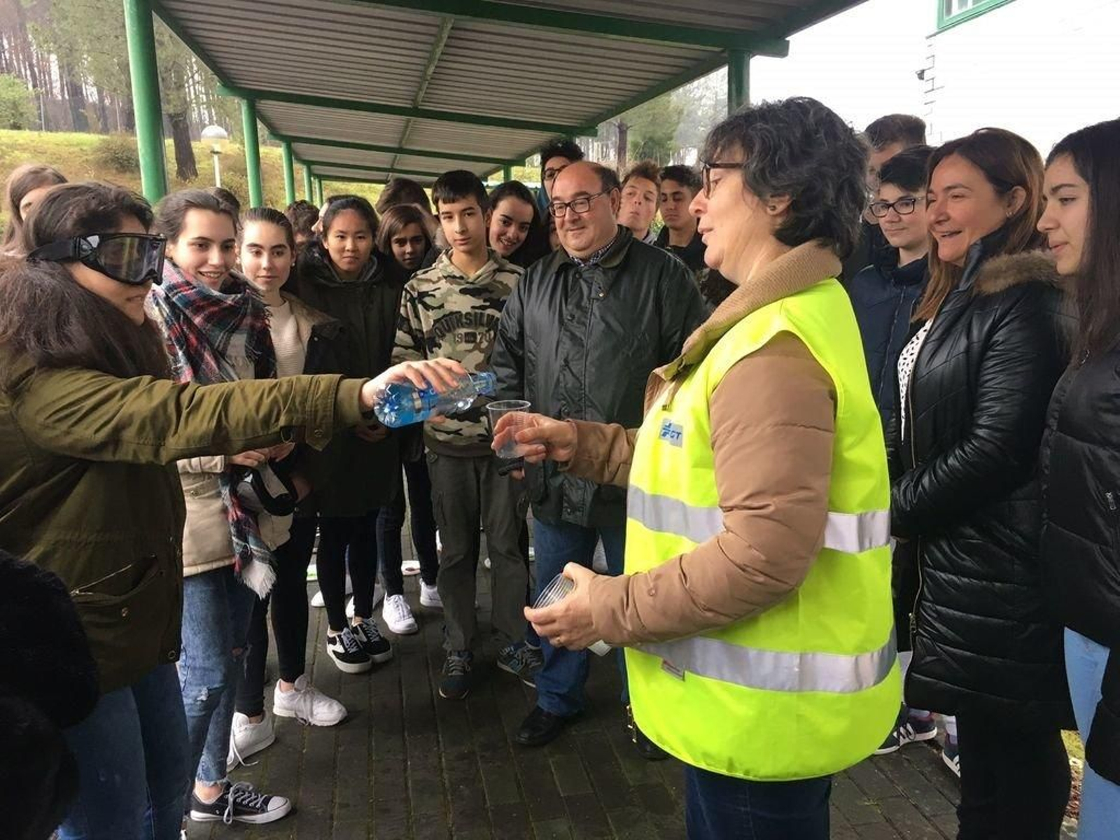 La subdelegada del Gobierno, Ana Ortiz, probó con los alumnos los efectos de las gafas.